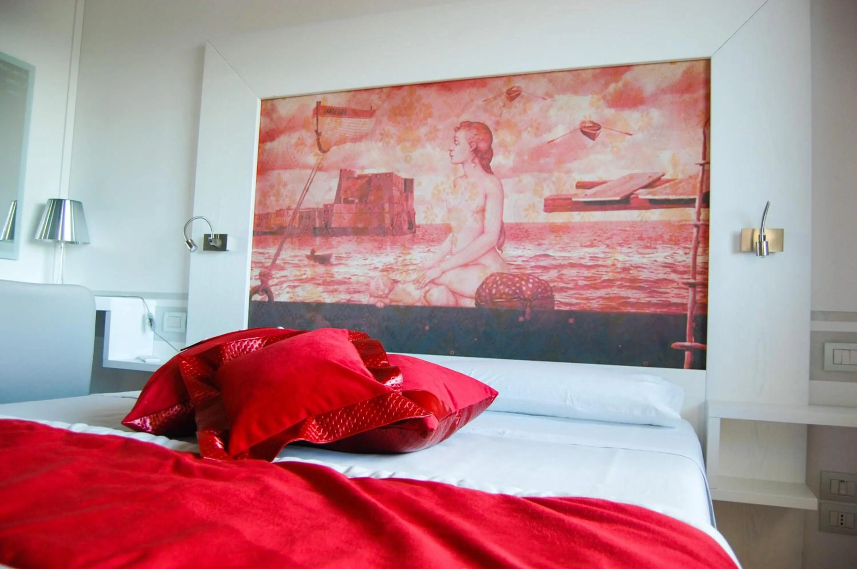 Photo of the whole room, Bed in La Madegra Seasuite