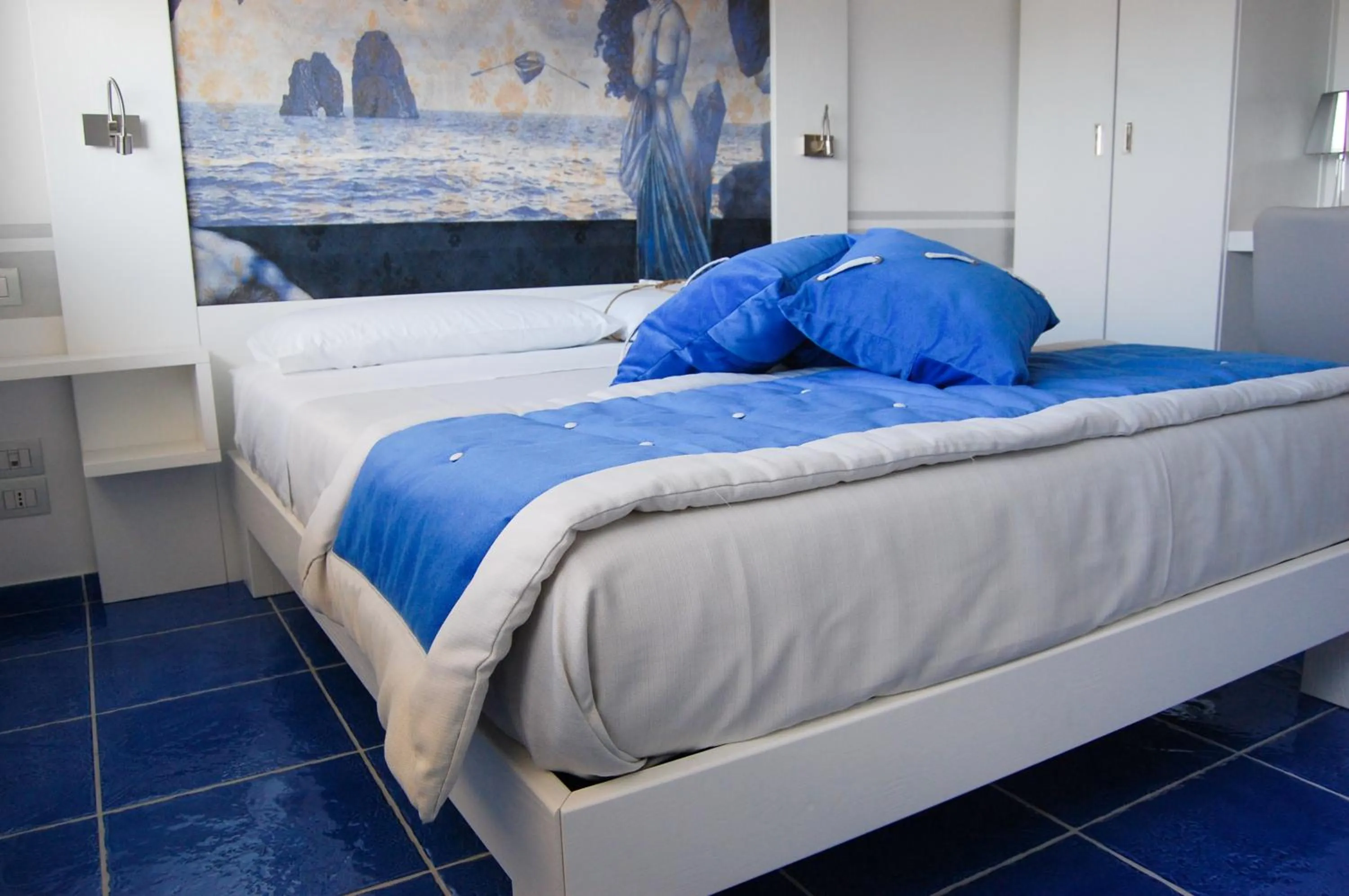 Photo of the whole room, Bed in La Madegra Seasuite