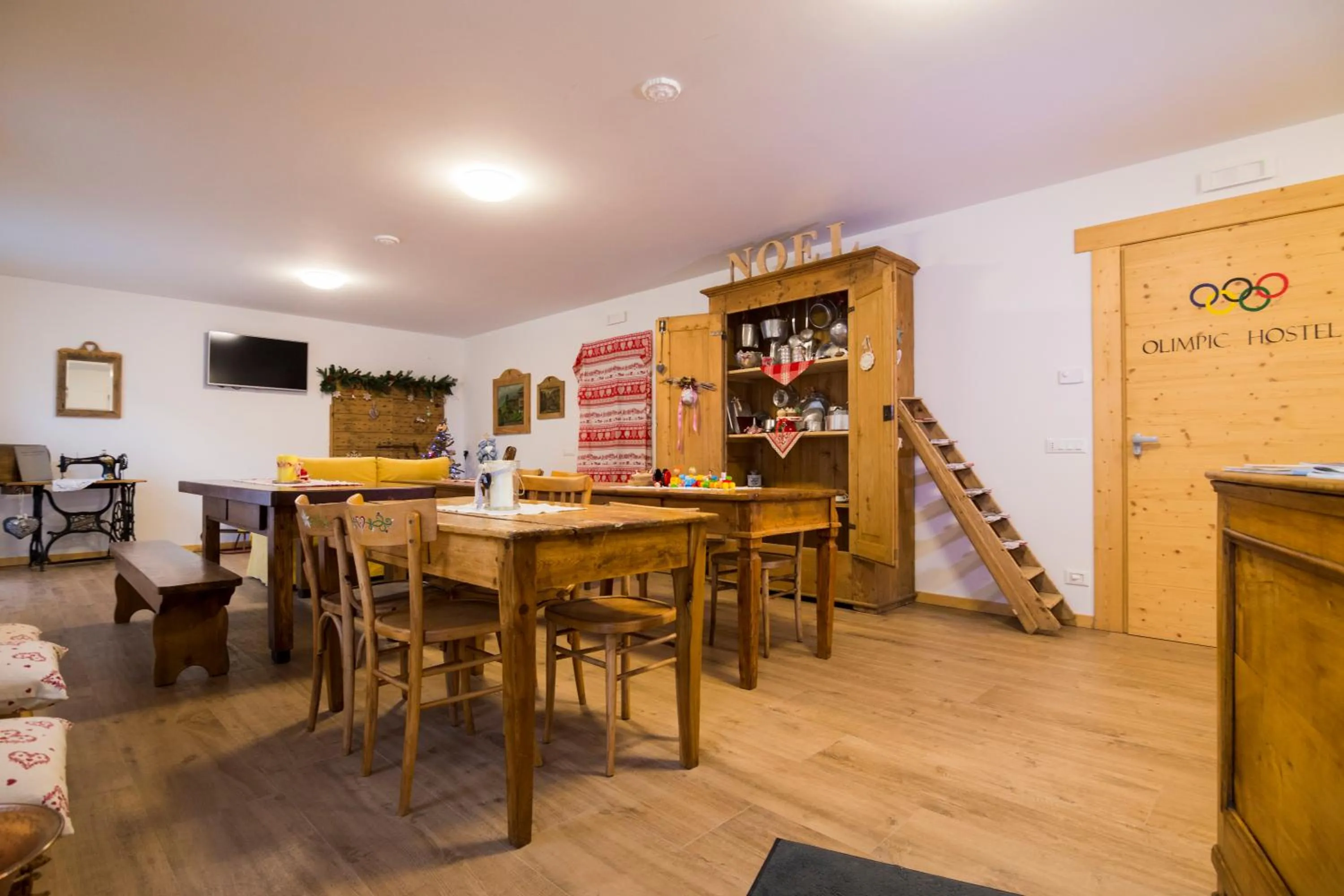Communal lounge/ TV room in Olimpic Hostel
