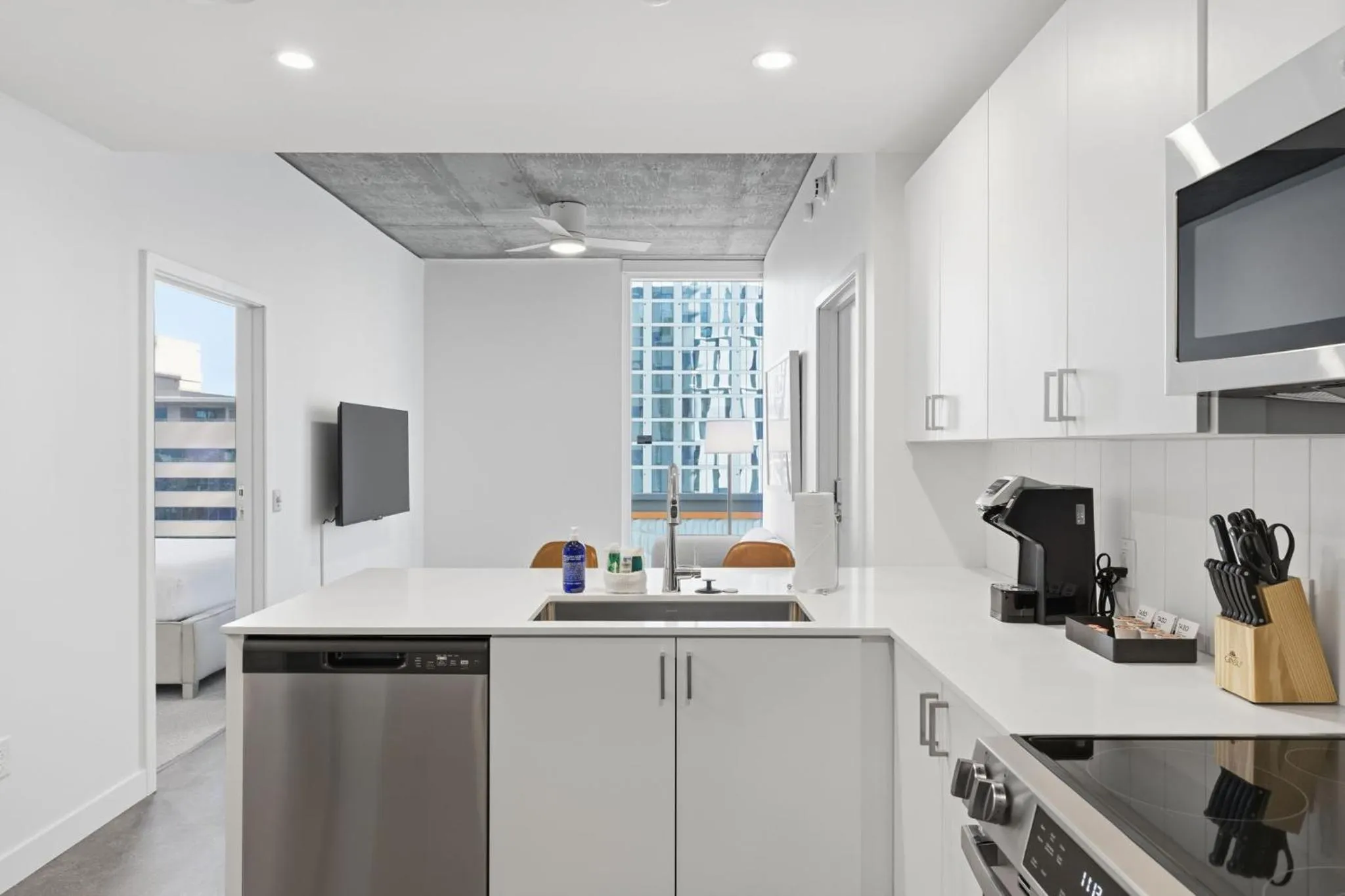 Kitchen or kitchenette in Placemakr Downtown Phoenix