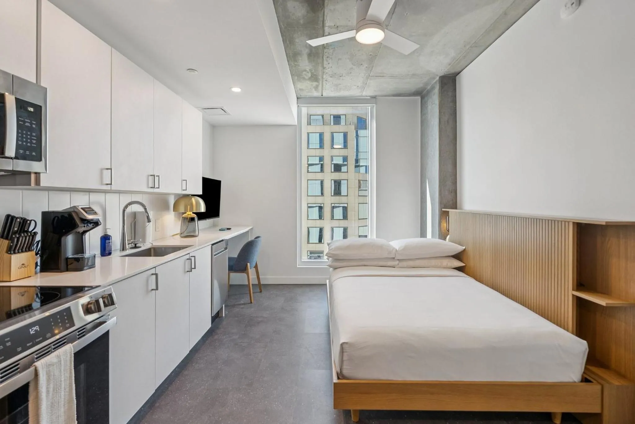 Kitchen or kitchenette, Bed in Placemakr Downtown Phoenix