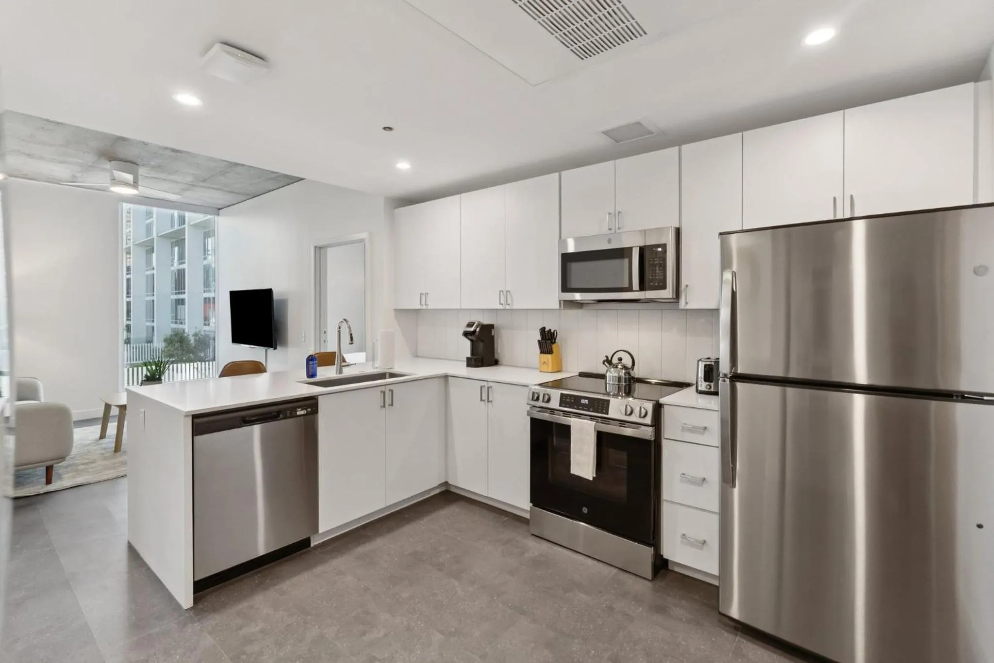 Kitchen or kitchenette in Placemakr Downtown Phoenix