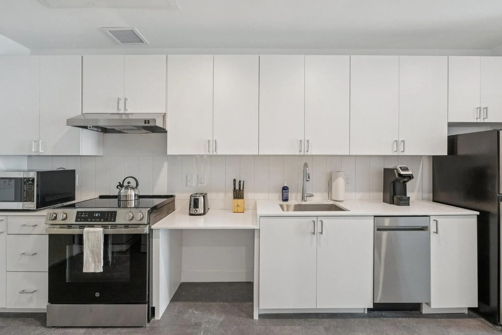 Kitchen or kitchenette in Placemakr Downtown Phoenix