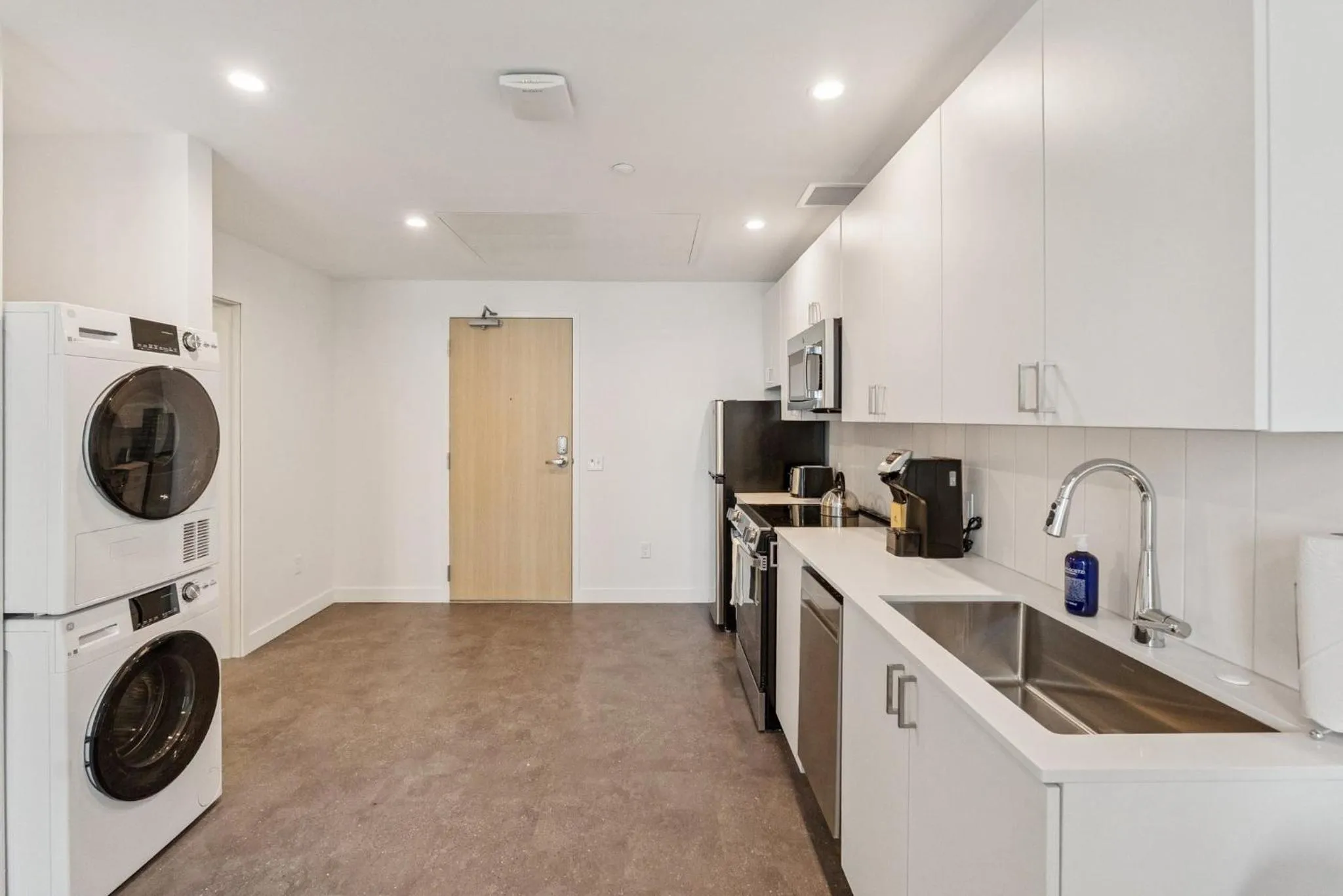 Kitchen or kitchenette in Placemakr Downtown Phoenix