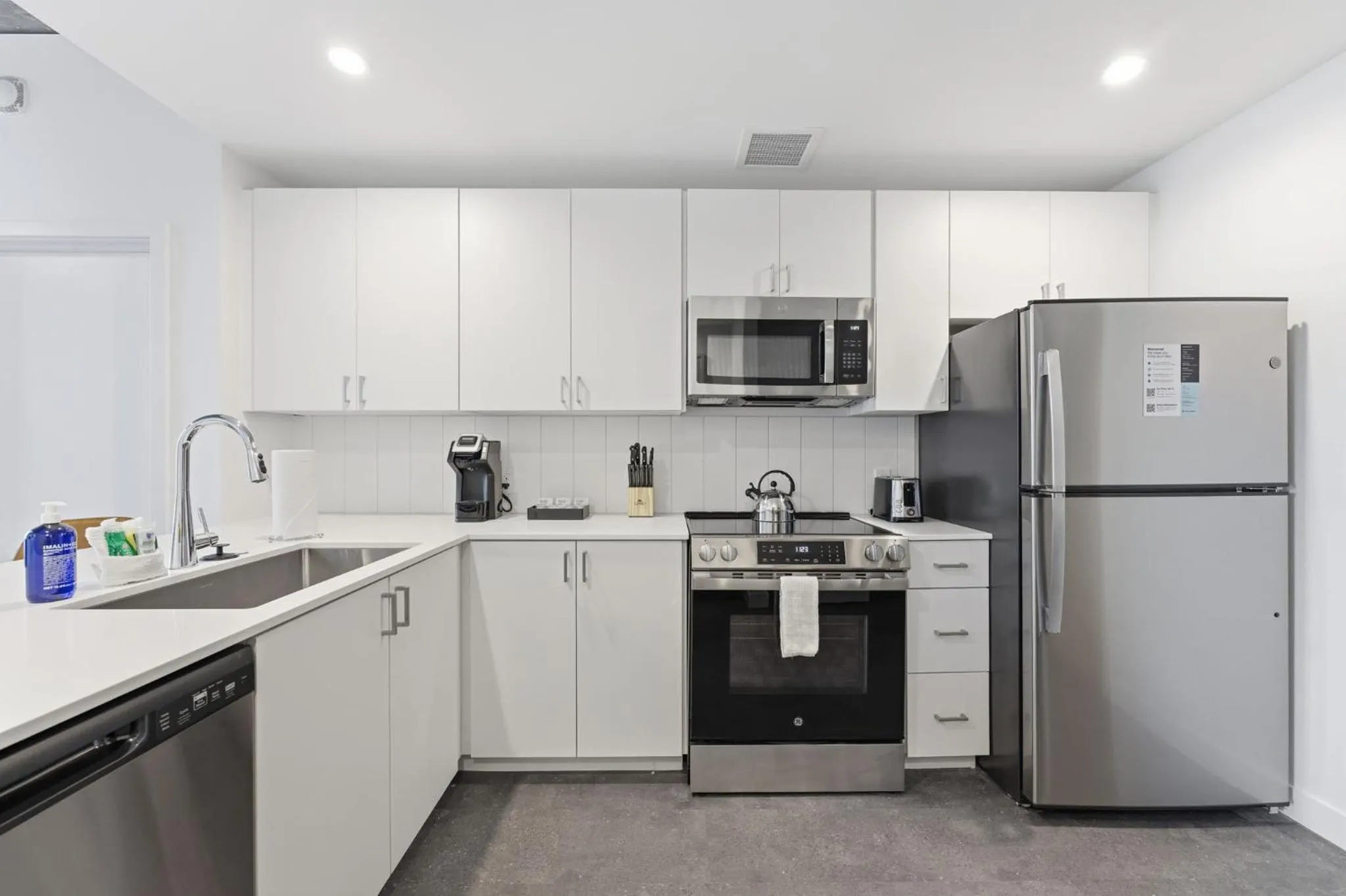 Kitchen or kitchenette in Placemakr Downtown Phoenix