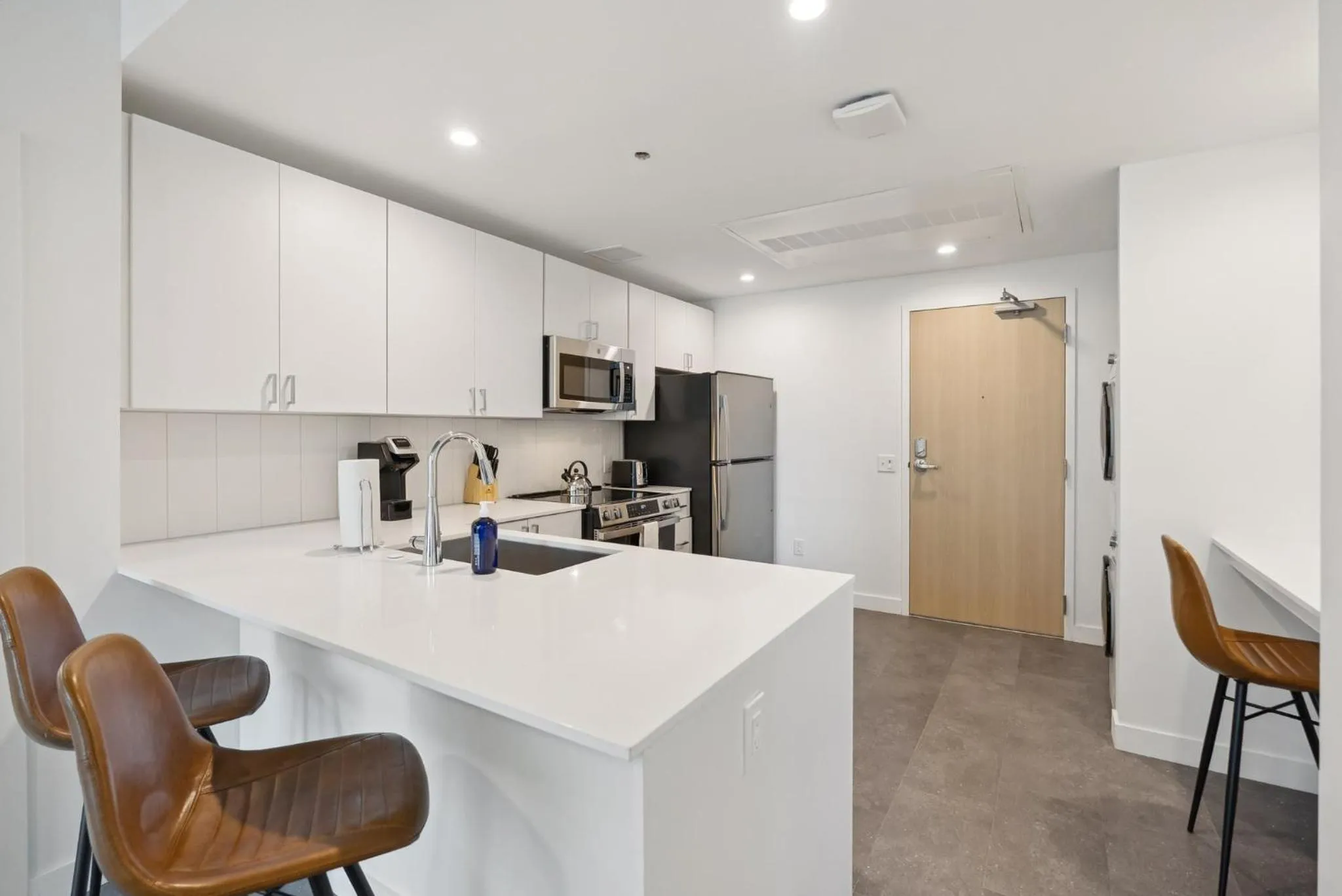 Kitchen or kitchenette in Placemakr Downtown Phoenix