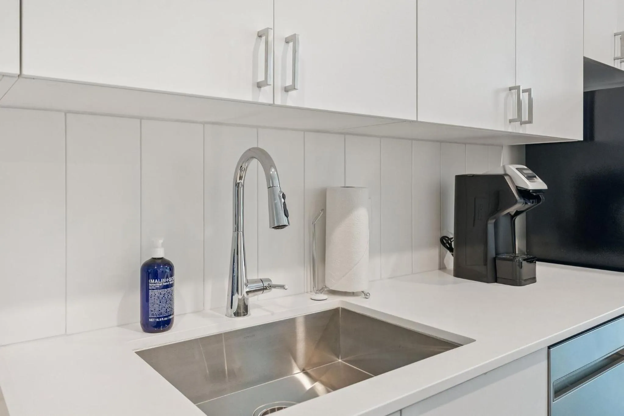 Kitchen or kitchenette in Placemakr Downtown Phoenix