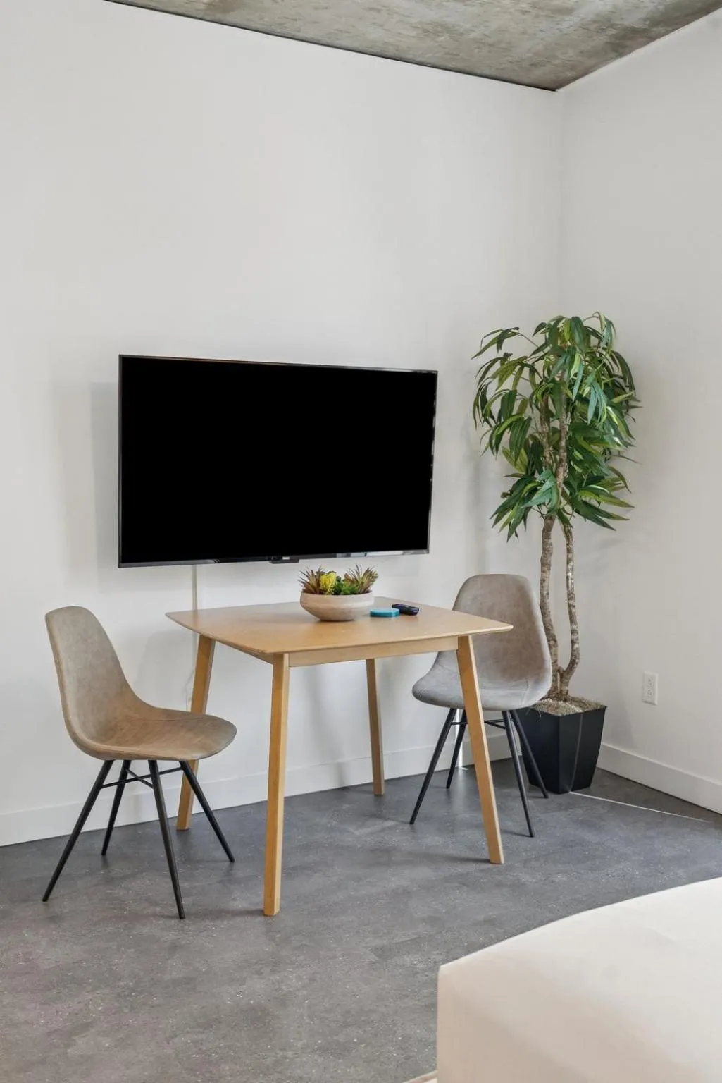 Dining area in Placemakr Downtown Phoenix