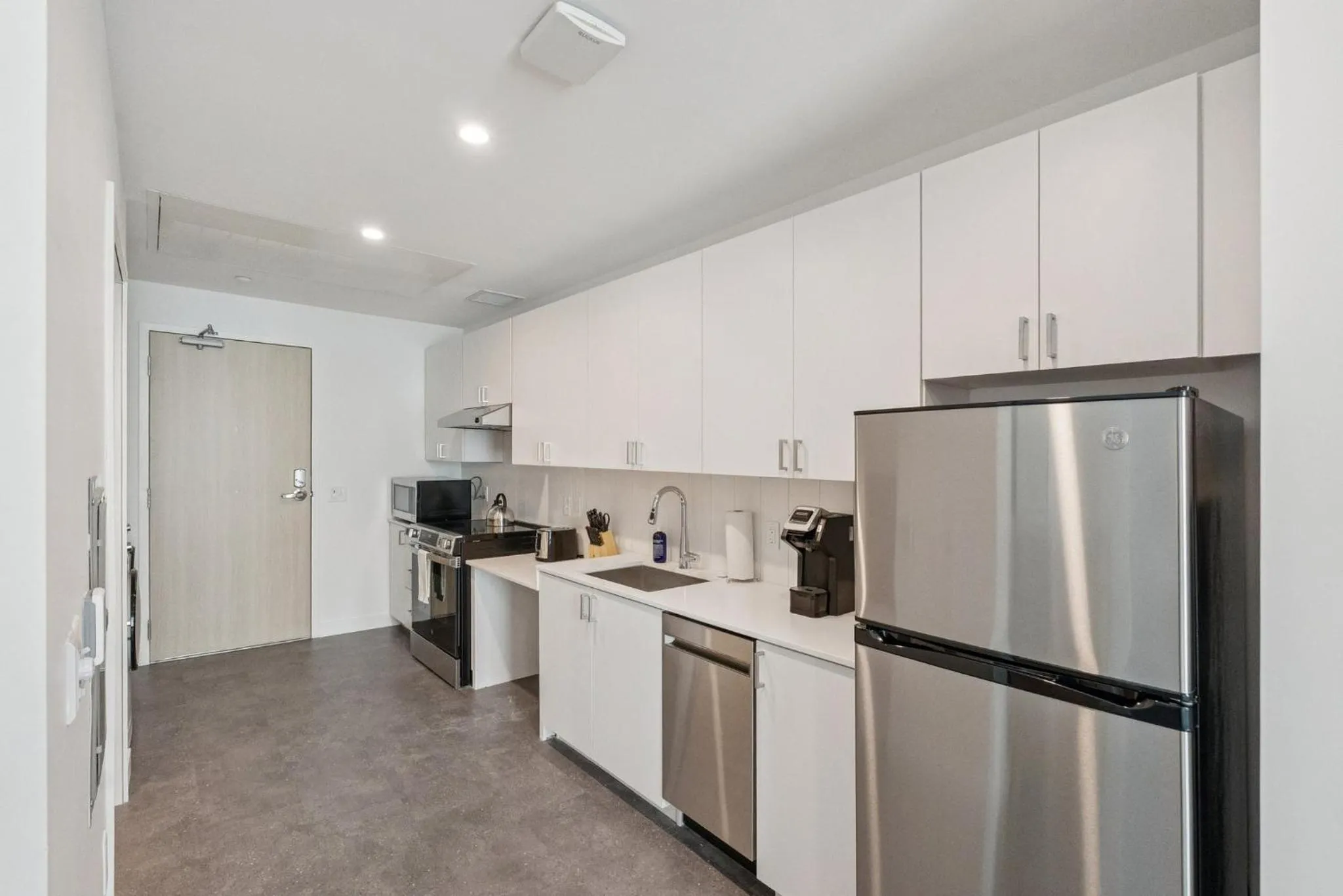 Kitchen or kitchenette in Placemakr Downtown Phoenix