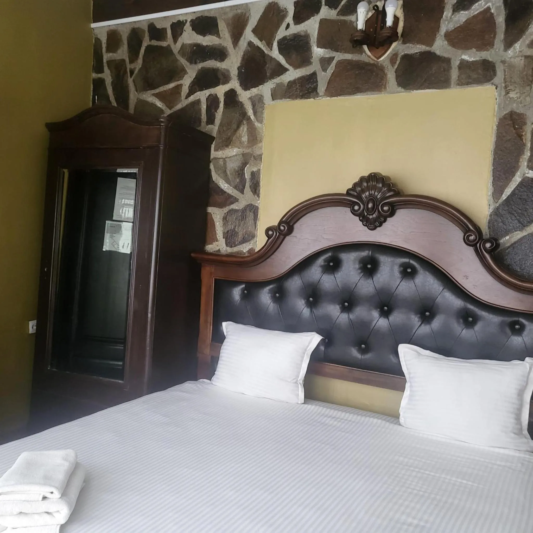 Property building, Bed in Pensiunea Taverna Bucium