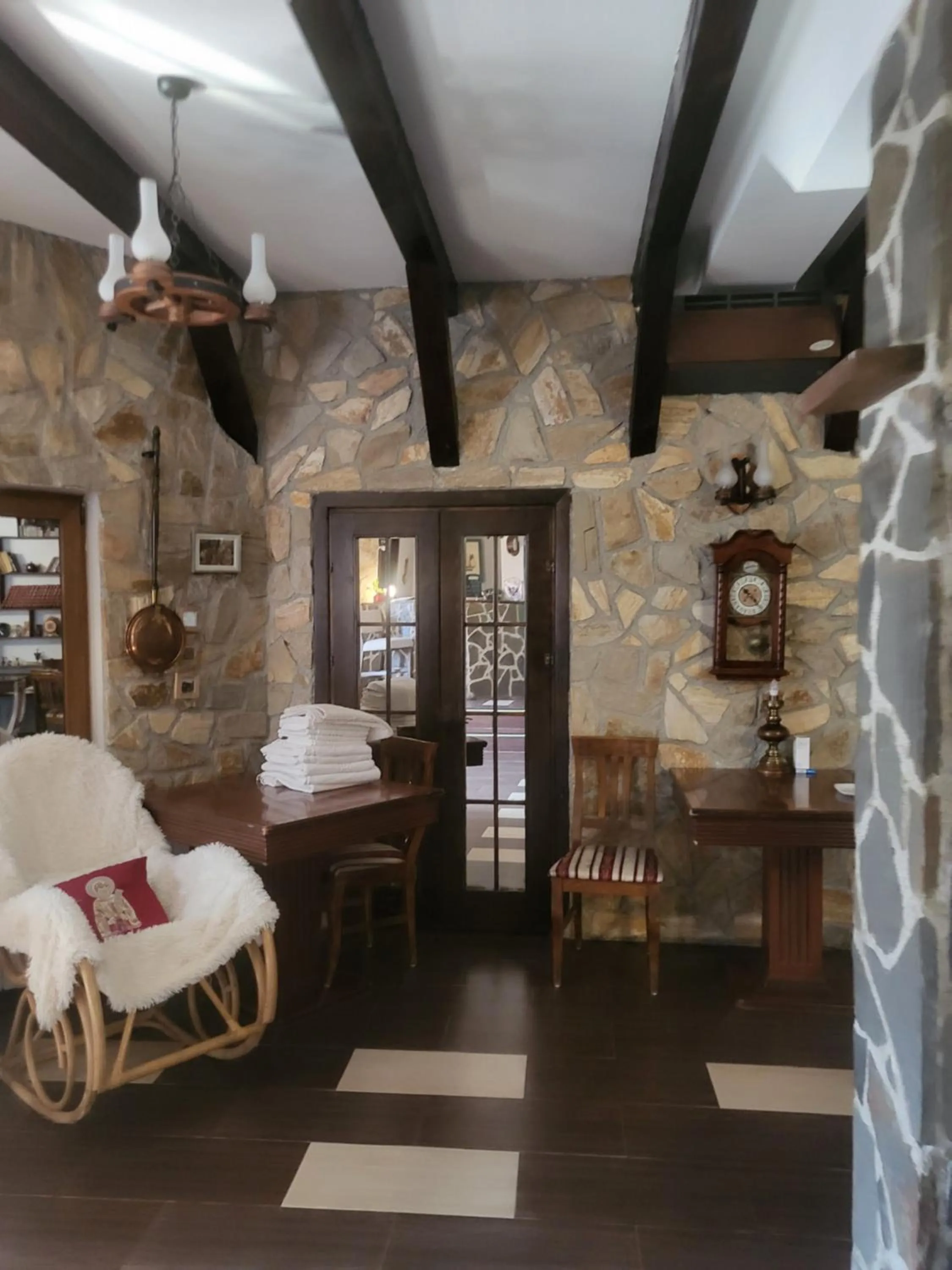 Restaurant/places to eat in Pensiunea Taverna Bucium