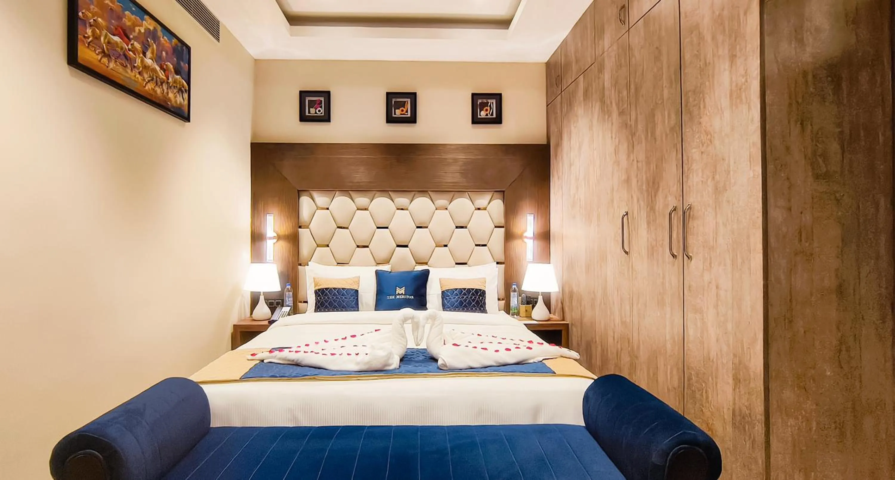 Bedroom, Bed in The Meriton