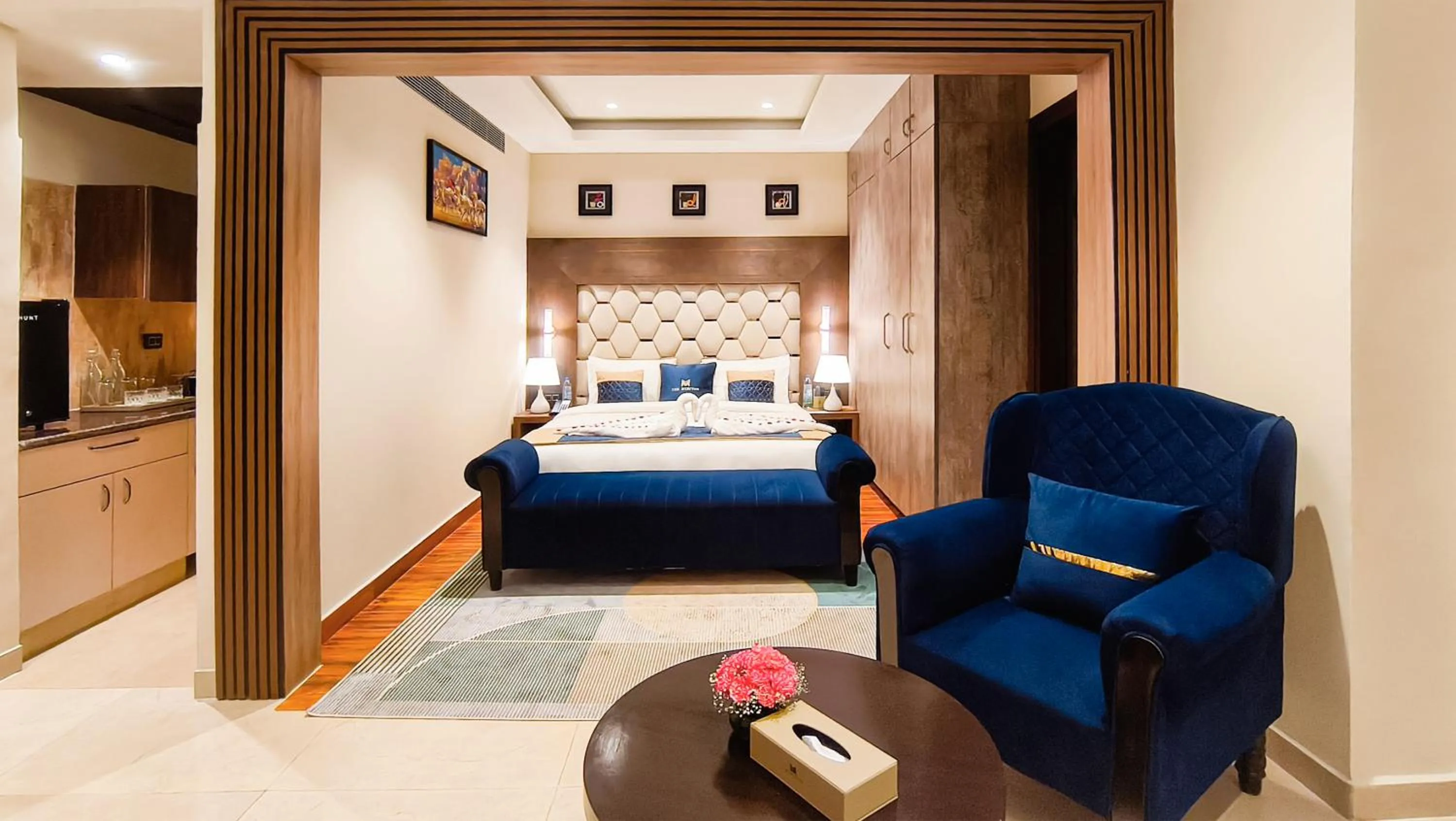 Seating area, Bed in The Meriton