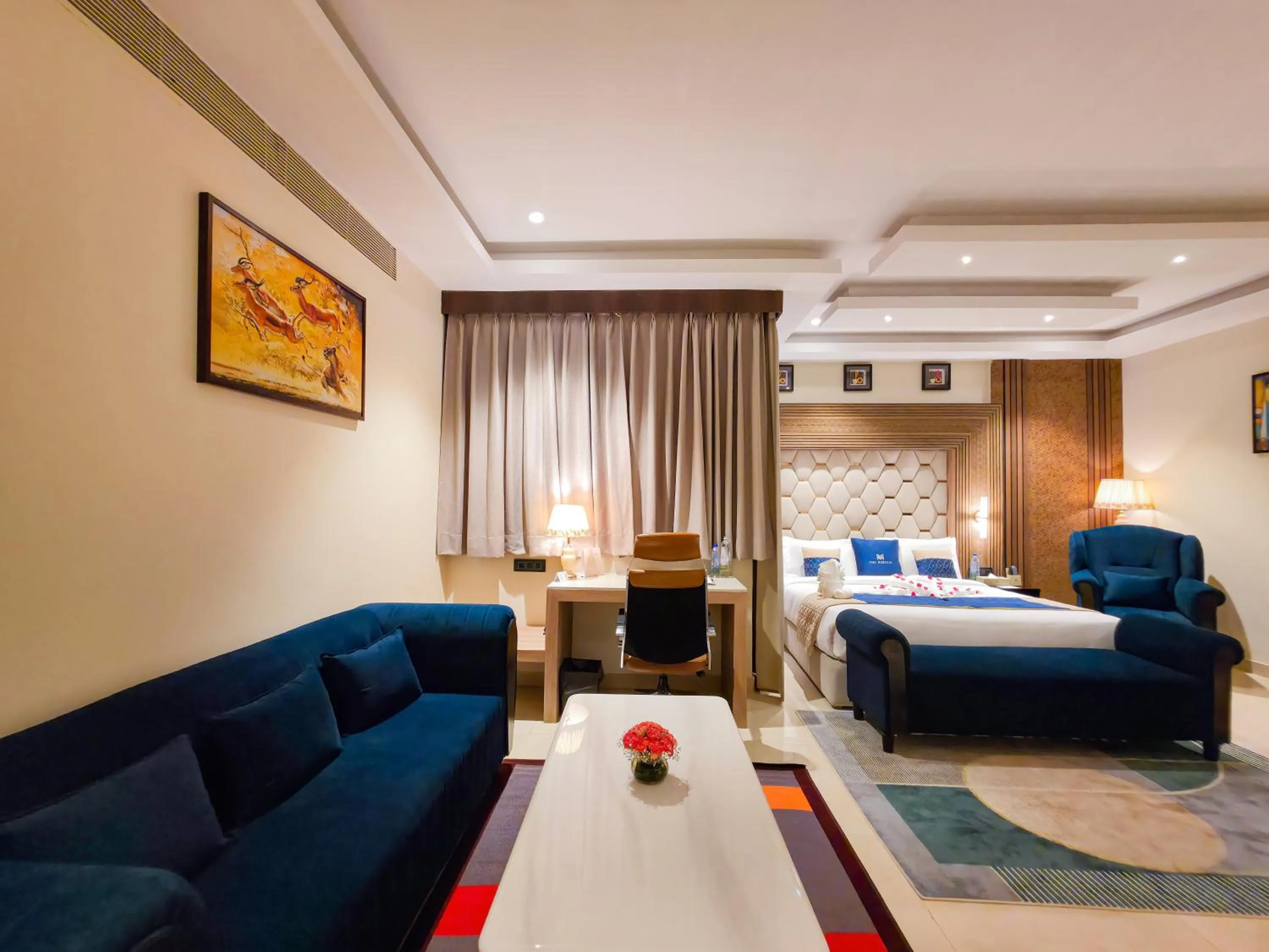 Seating area, Bed in The Meriton