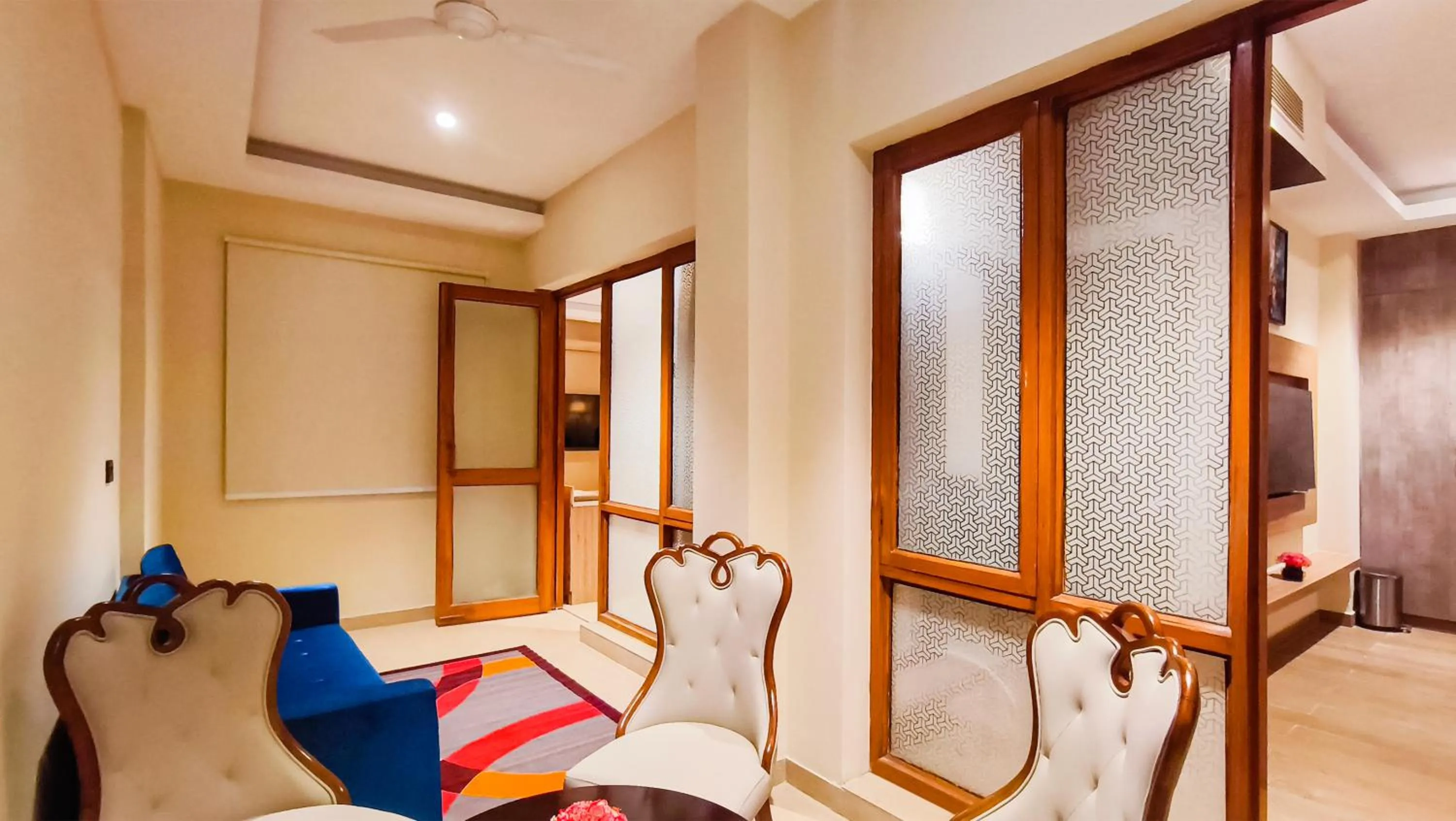 Seating area, Bed in The Meriton