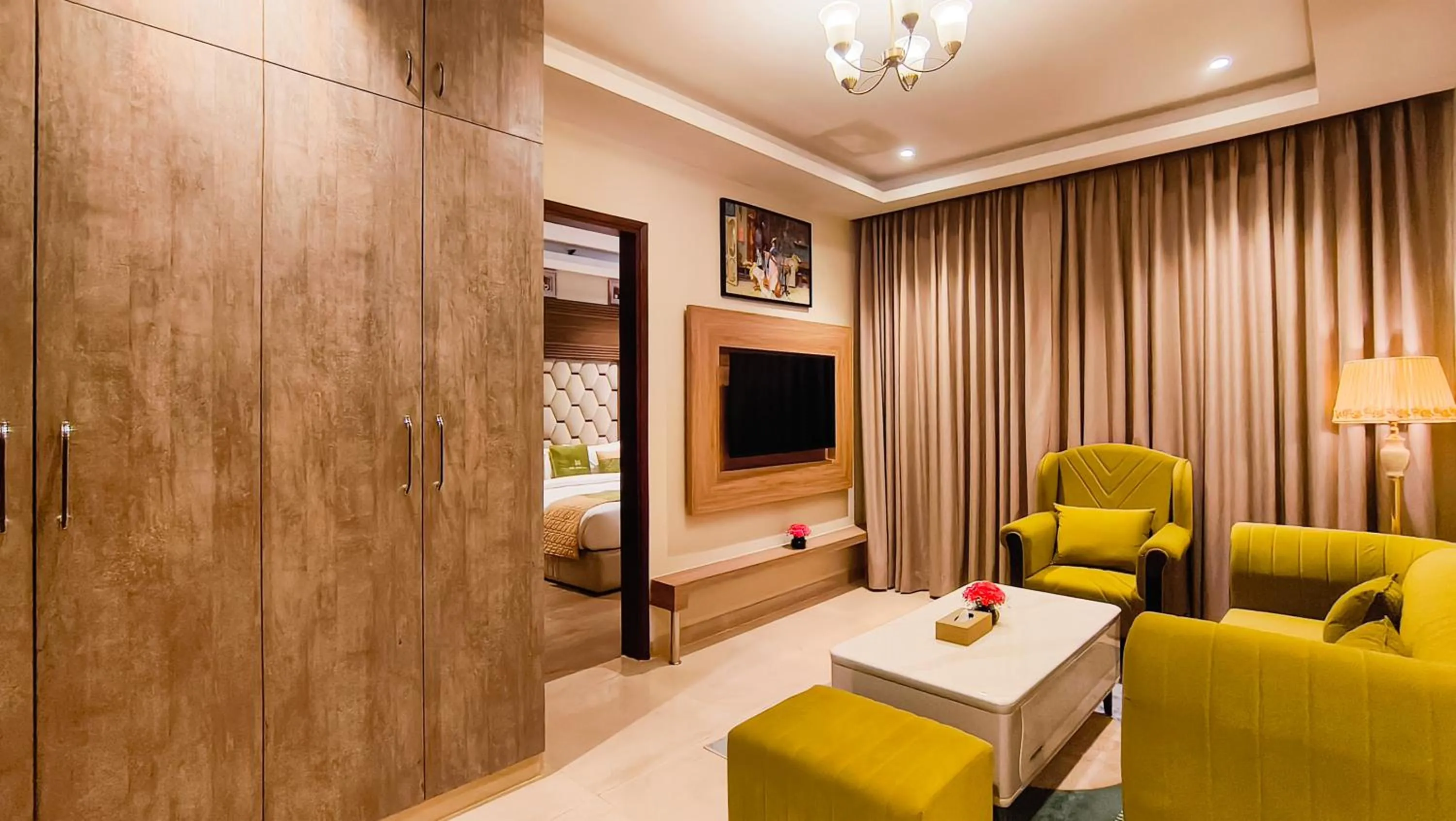 Living room, Bed in The Meriton