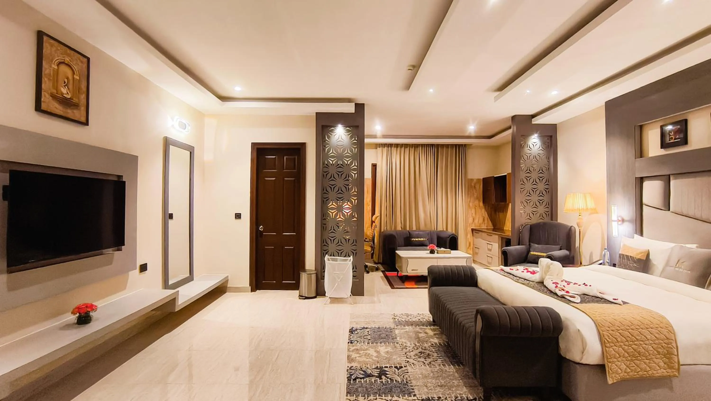 Bedroom, Bed in The Meriton