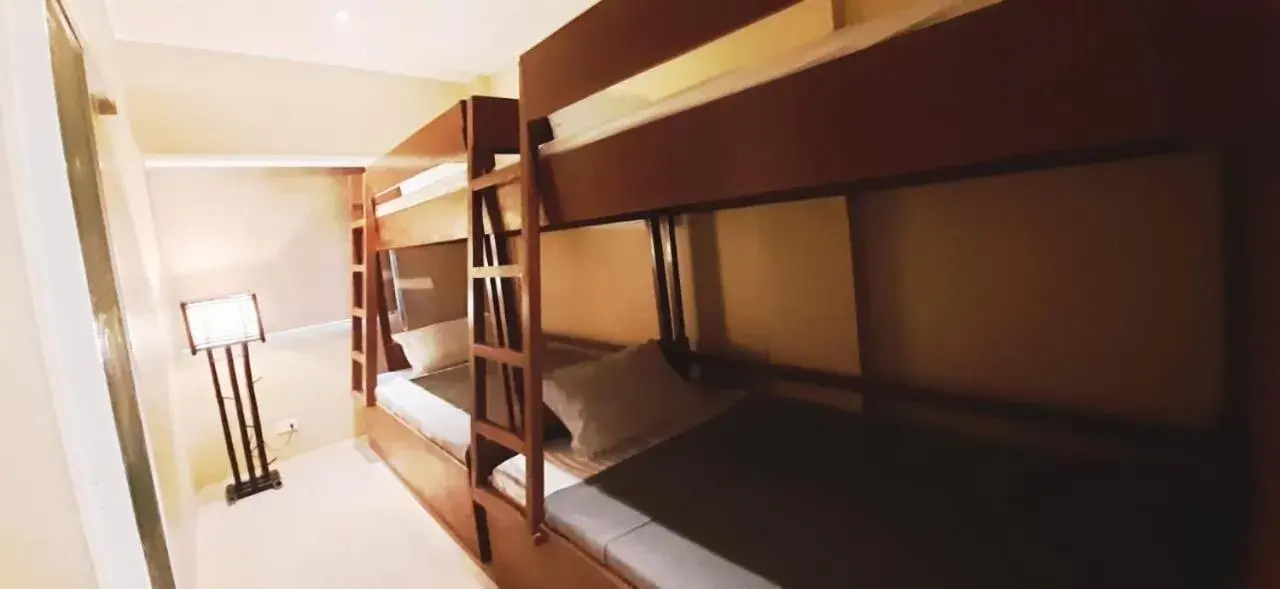 4-Bed Mixed Dormitory Room in Amadeus and Isabel Inn 4-Bed Mixed Dormitory Room in Amadeus and Isabel Inn