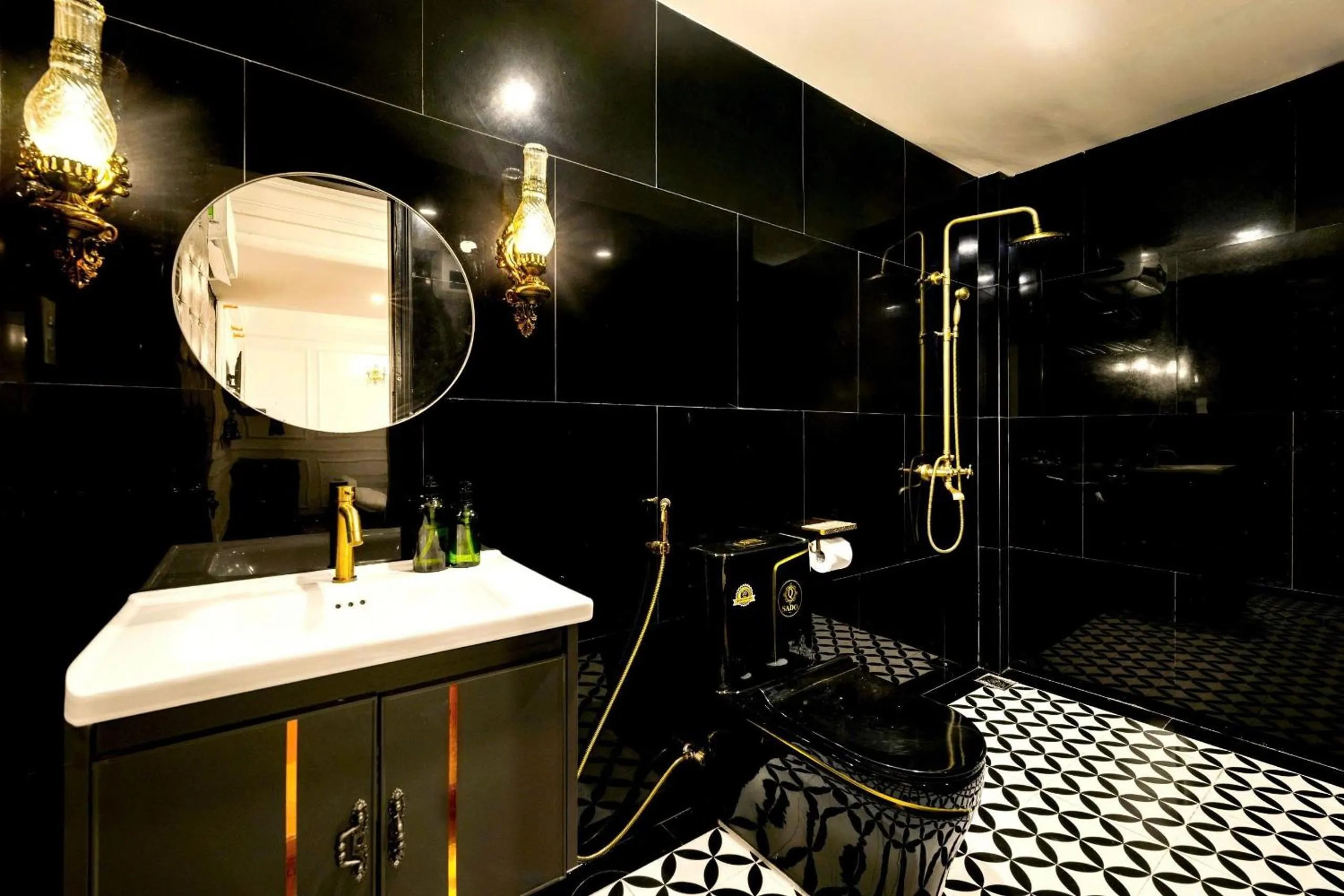 Shower in Vina Vintage Hotel