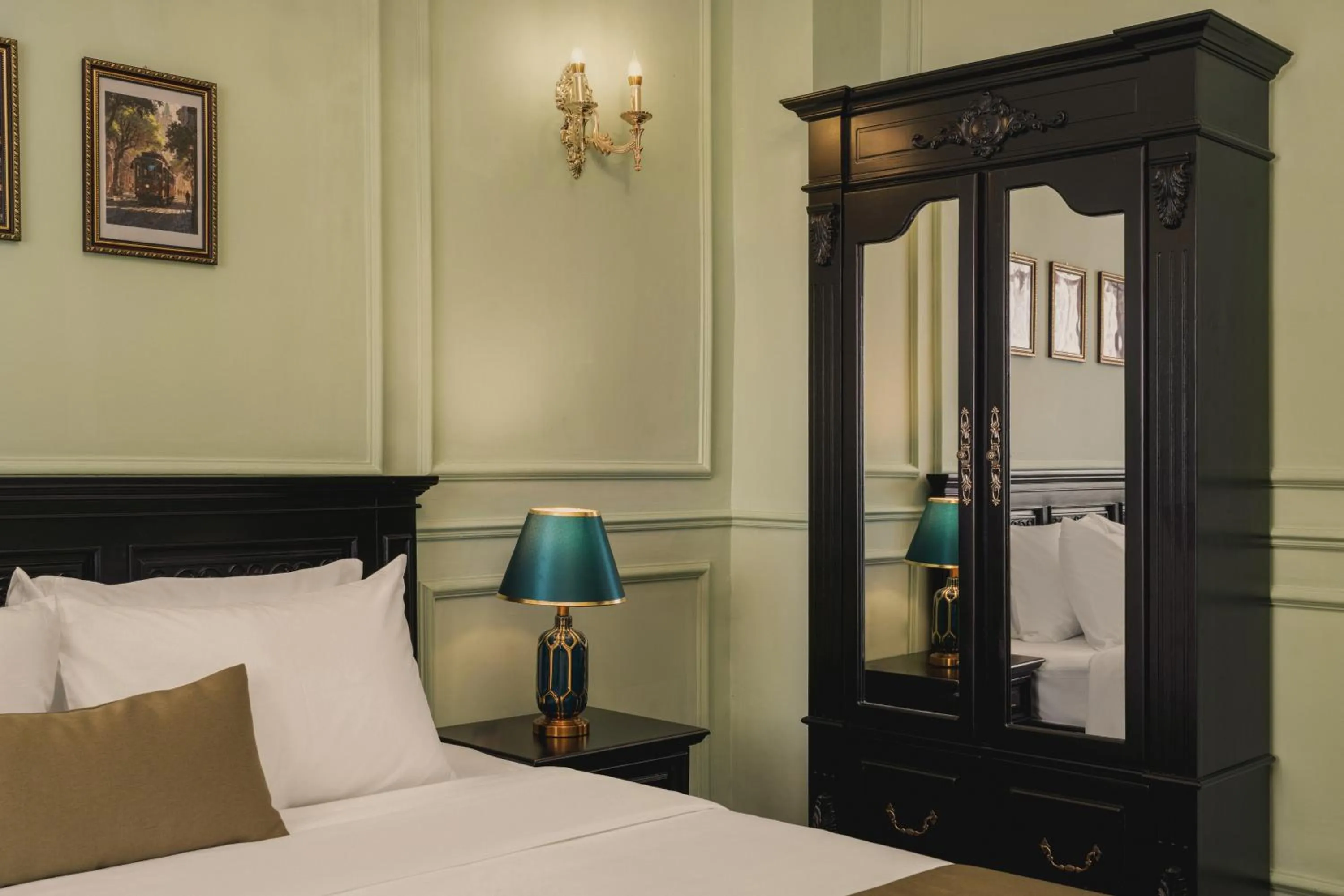 Photo of the whole room, Bed in Vina Vintage Hotel