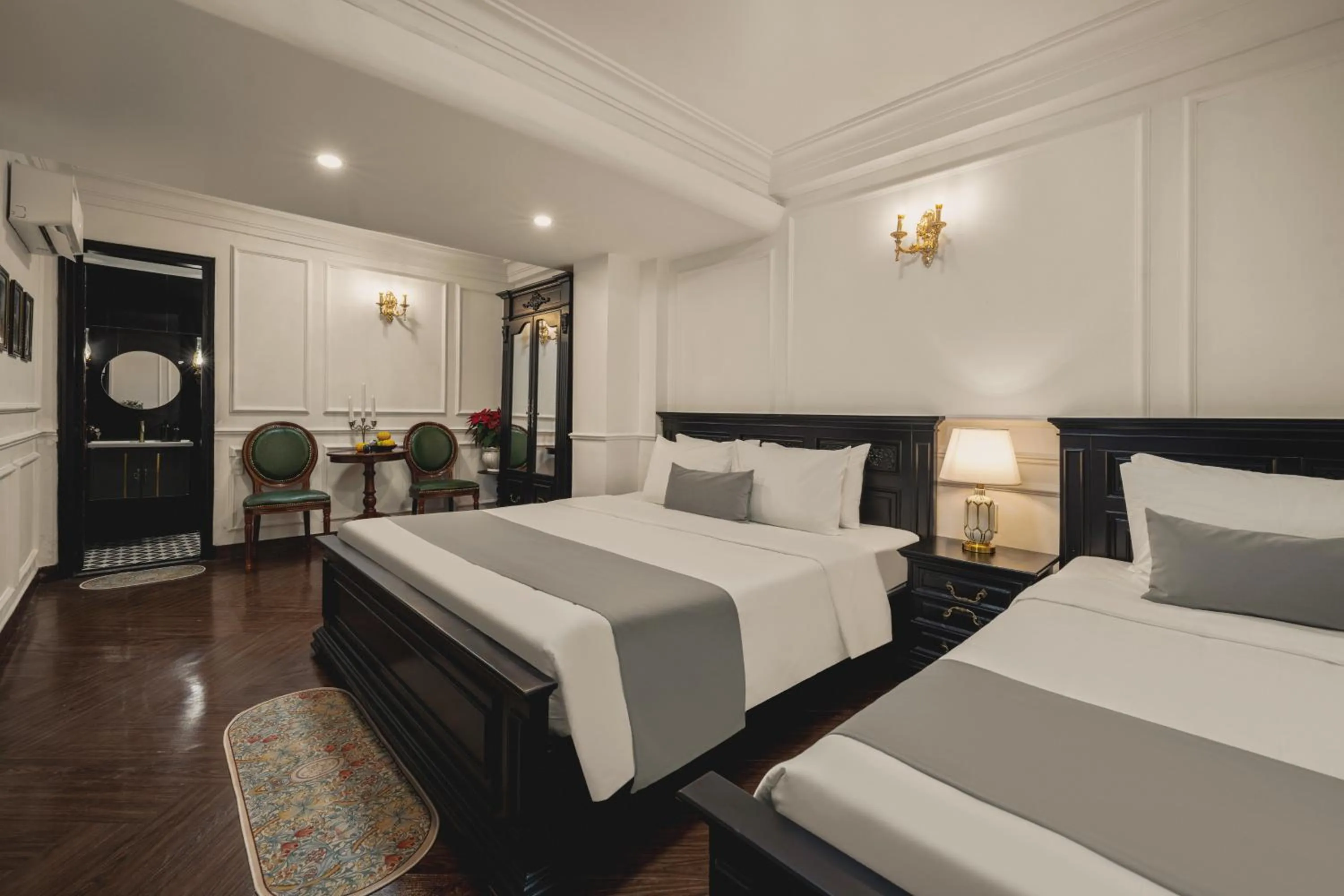 Photo of the whole room, Bed in Vina Vintage Hotel