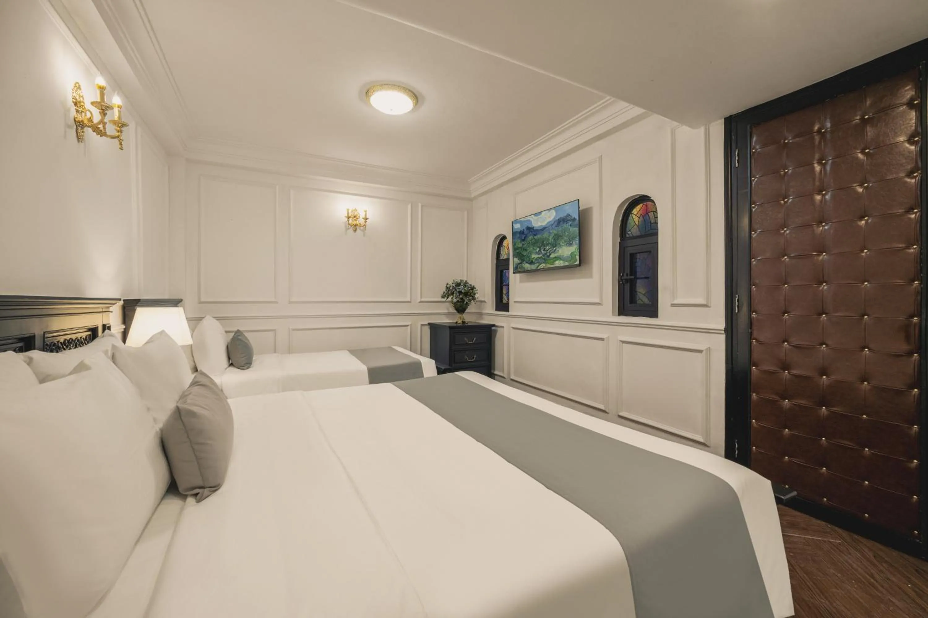 Photo of the whole room, Bed in Vina Vintage Hotel