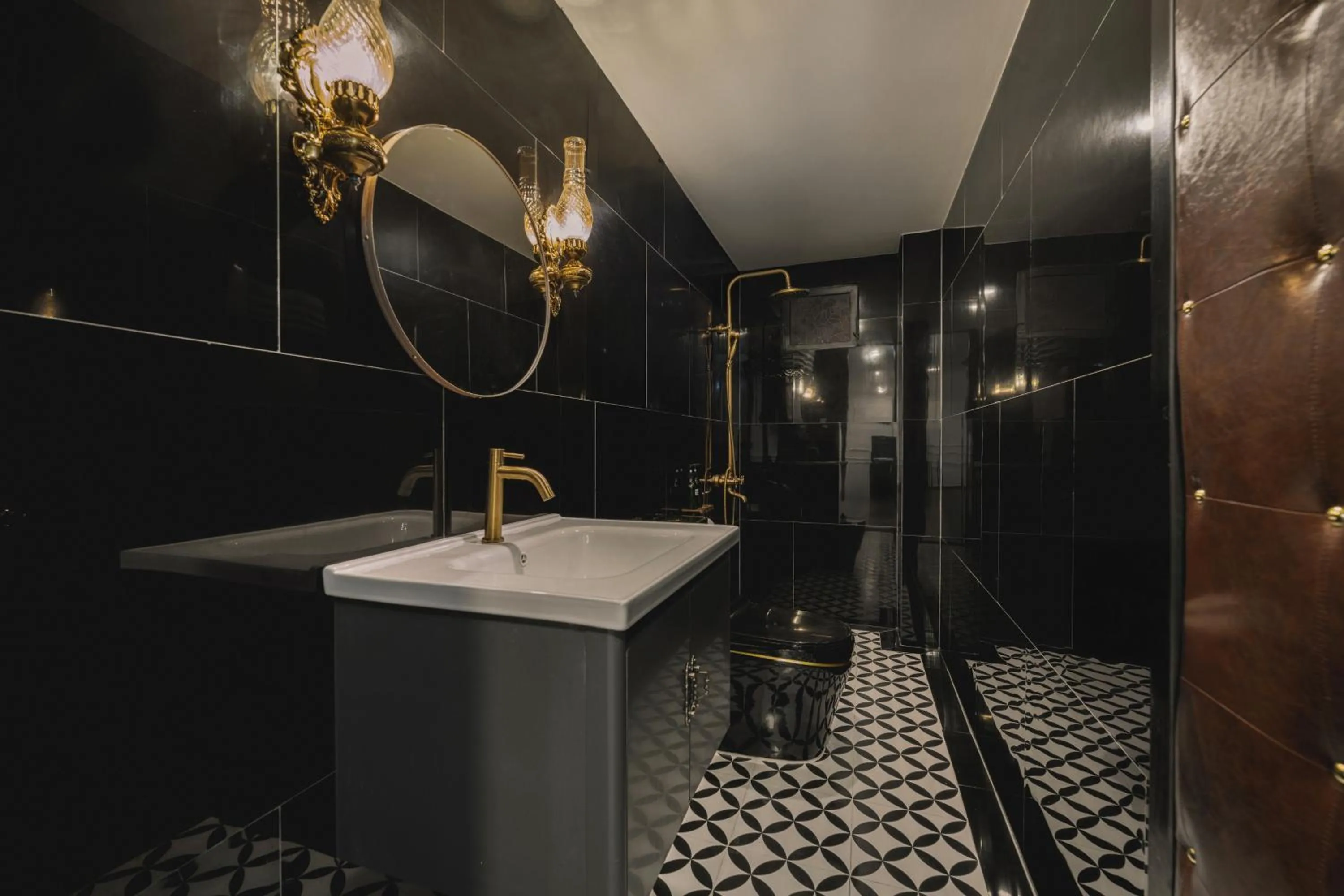Shower in Vina Vintage Hotel