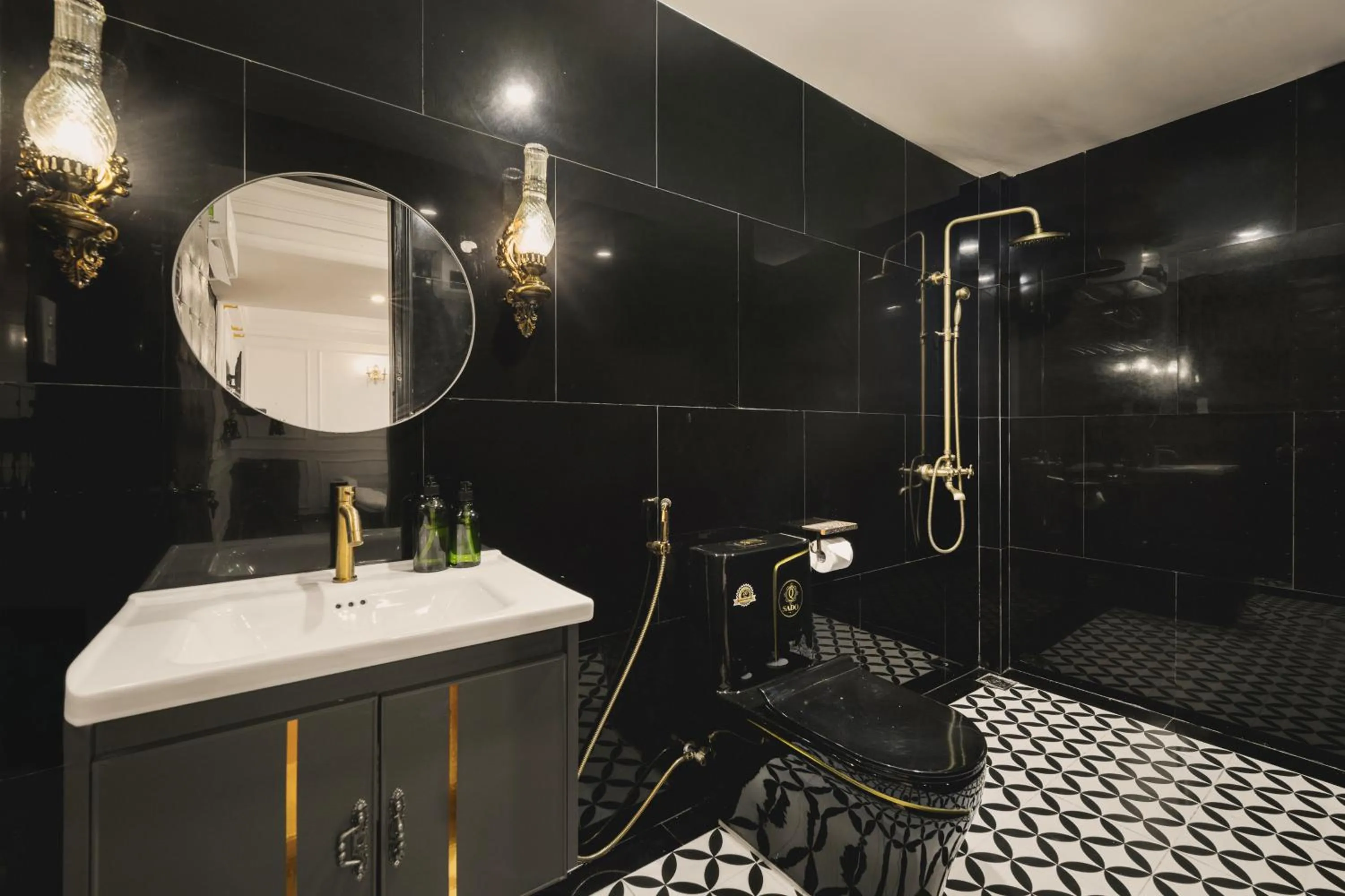 Shower in Vina Vintage Hotel
