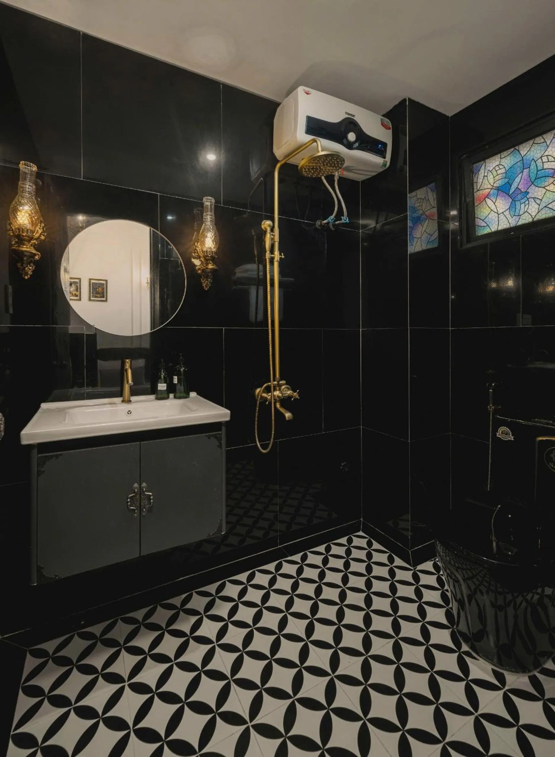 Shower in Vina Vintage Hotel
