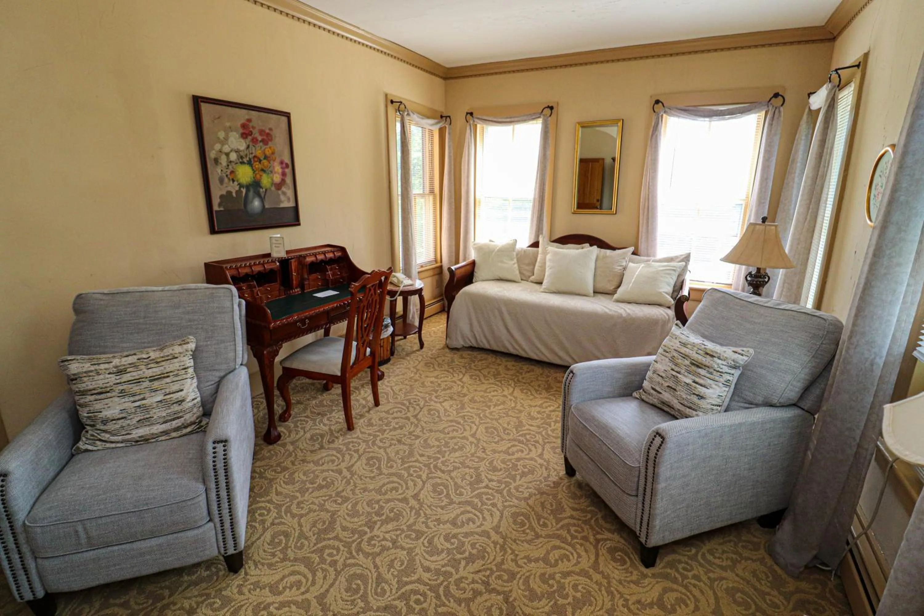 Living room, Bed in Stroudsmoor Country Inn