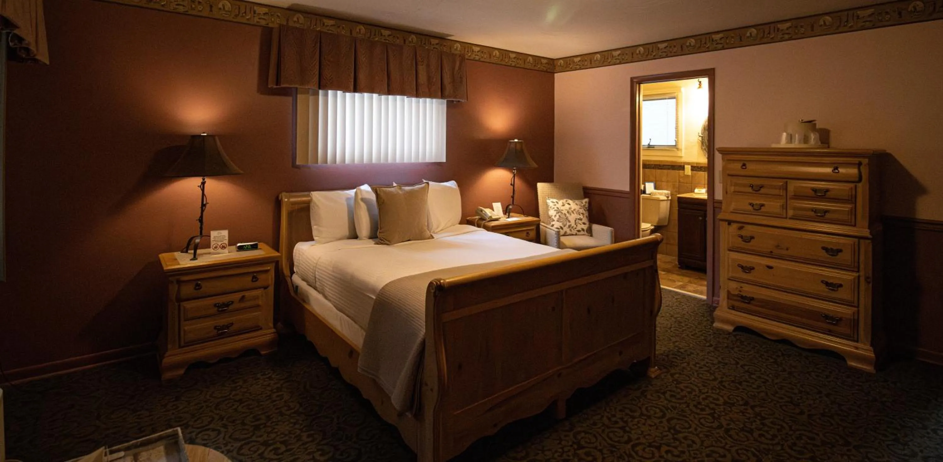 Bedroom, Bed in Stroudsmoor Country Inn