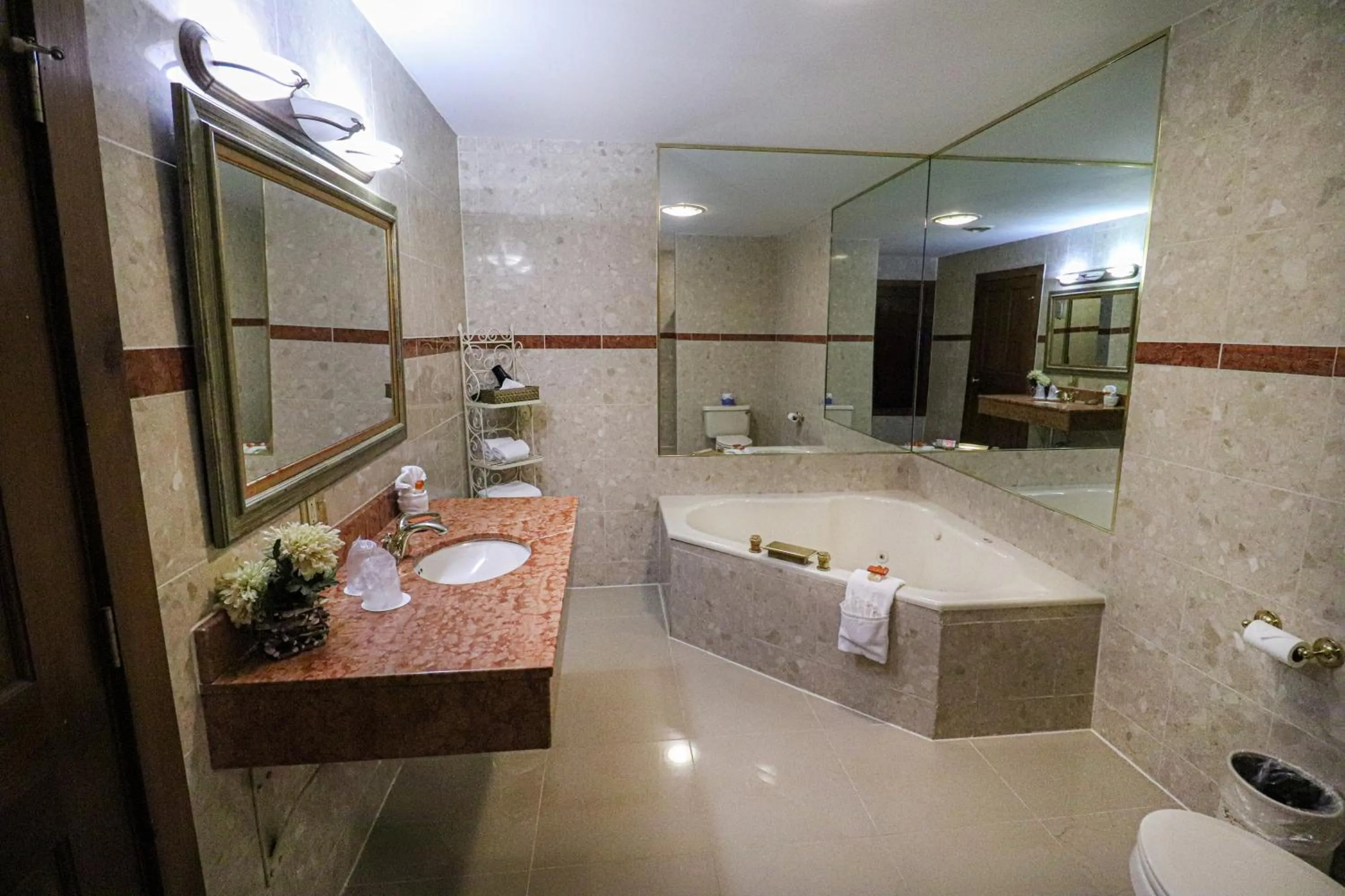 Bath in Stroudsmoor Country Inn