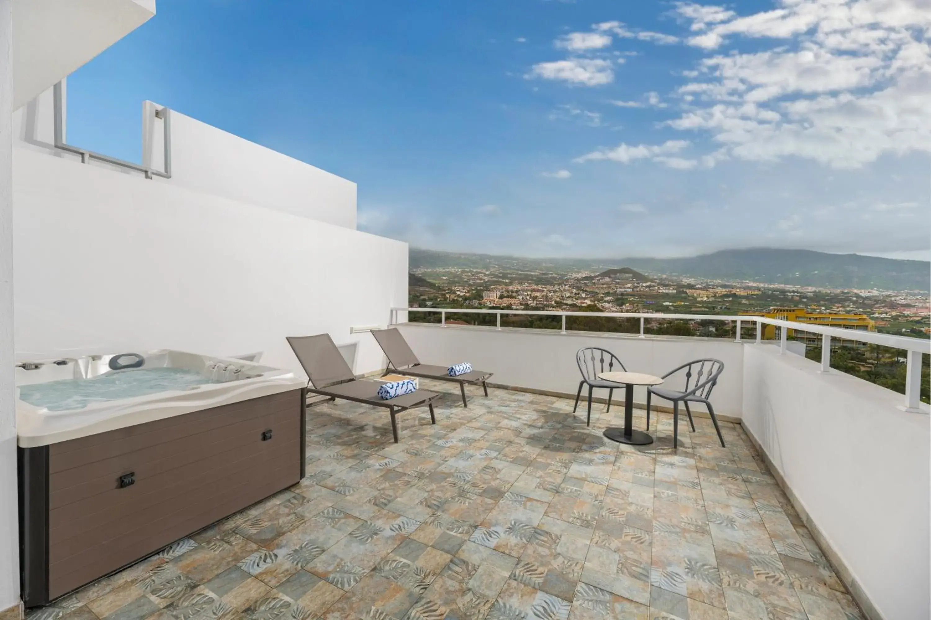 Penthouse 2 with bathtub and terrace with Teide and Puerto de la Cruz views - single occupancy in TUI BLUE Atlantic Hills Penthouse 2 with bathtub and terrace with Teide and Puerto de la Cruz views - single occupancy in TUI BLUE Atlantic Hills