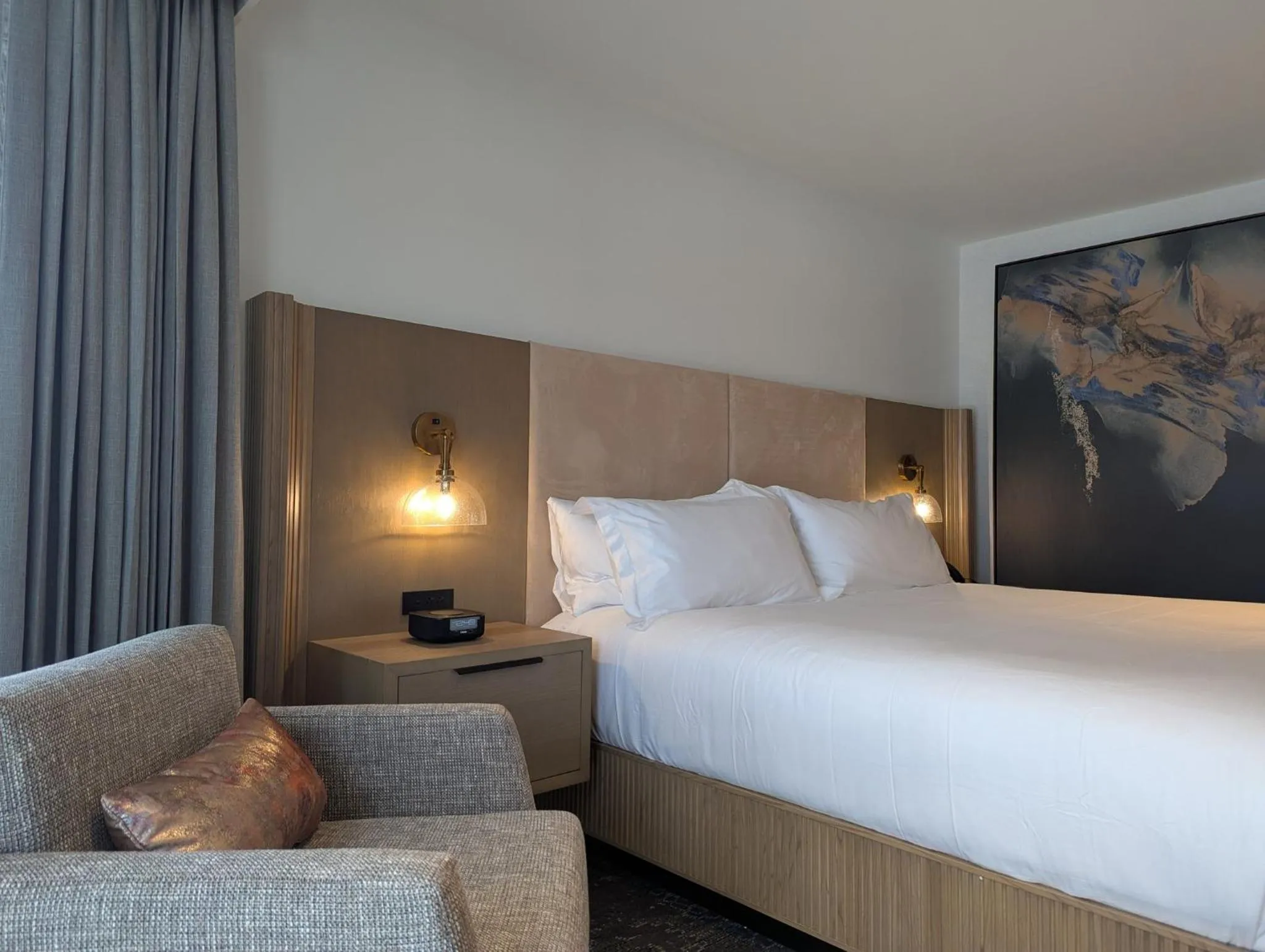 Photo of the whole room, Bed in Hotel Indigo North Conway by IHG