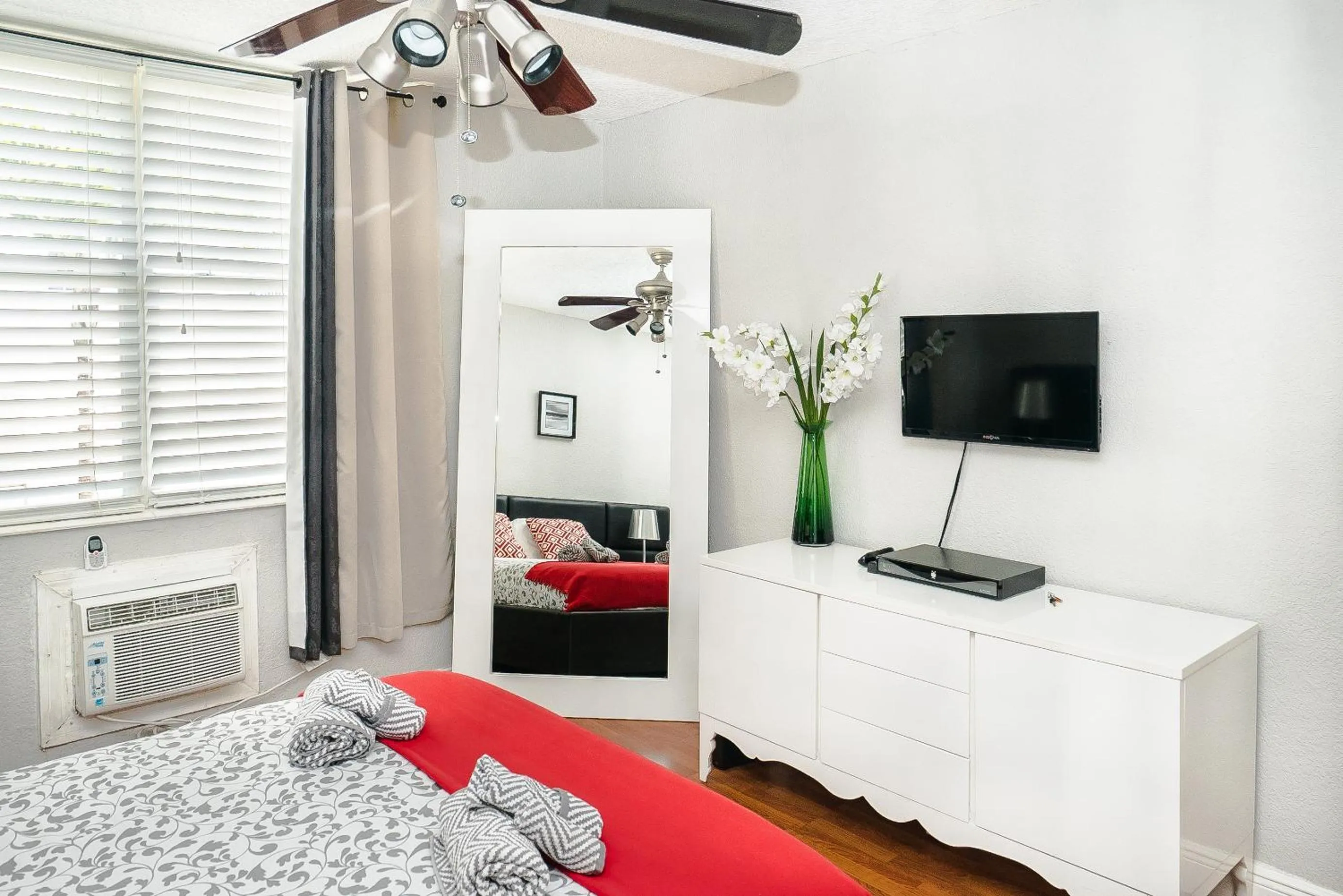 TV and multimedia, Bed in 713 Miami Beach Apartments