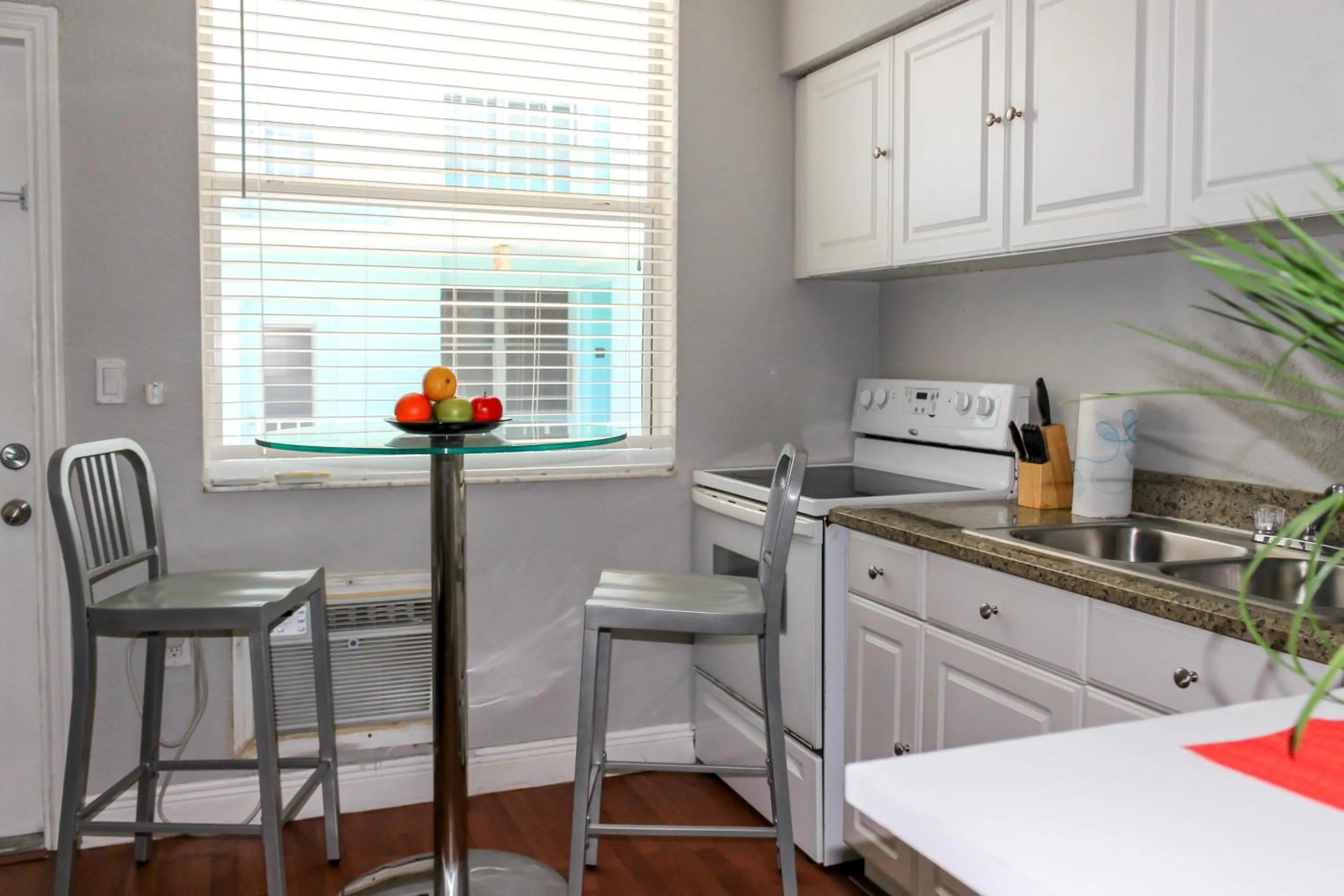 Dining area in 713 Miami Beach Apartments