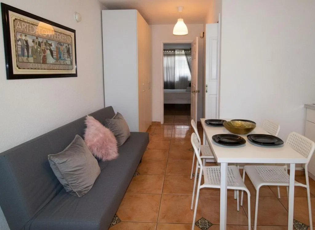 Dining area in 713 Miami Beach Apartments