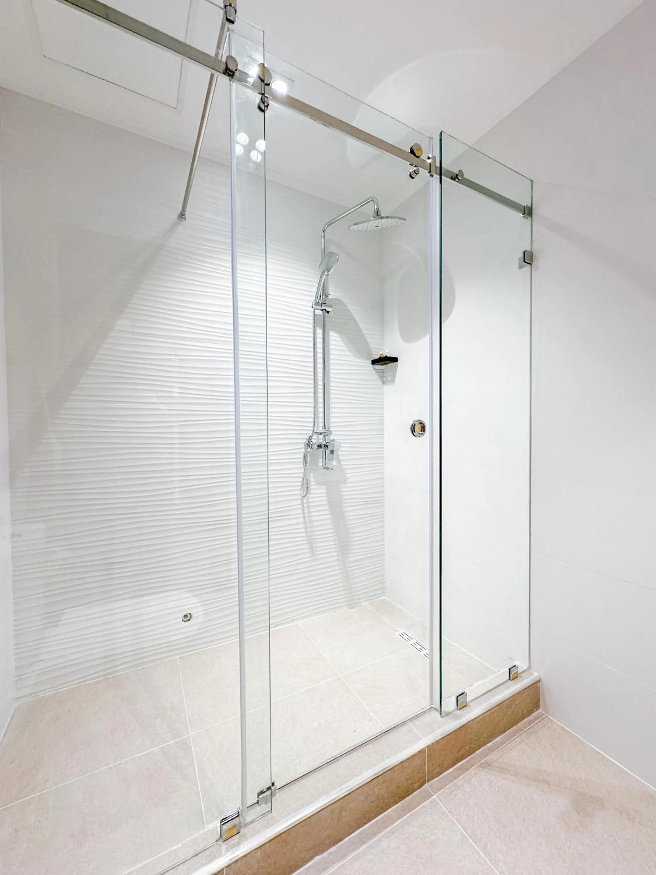 Shower in Karvon Plaza Hotel