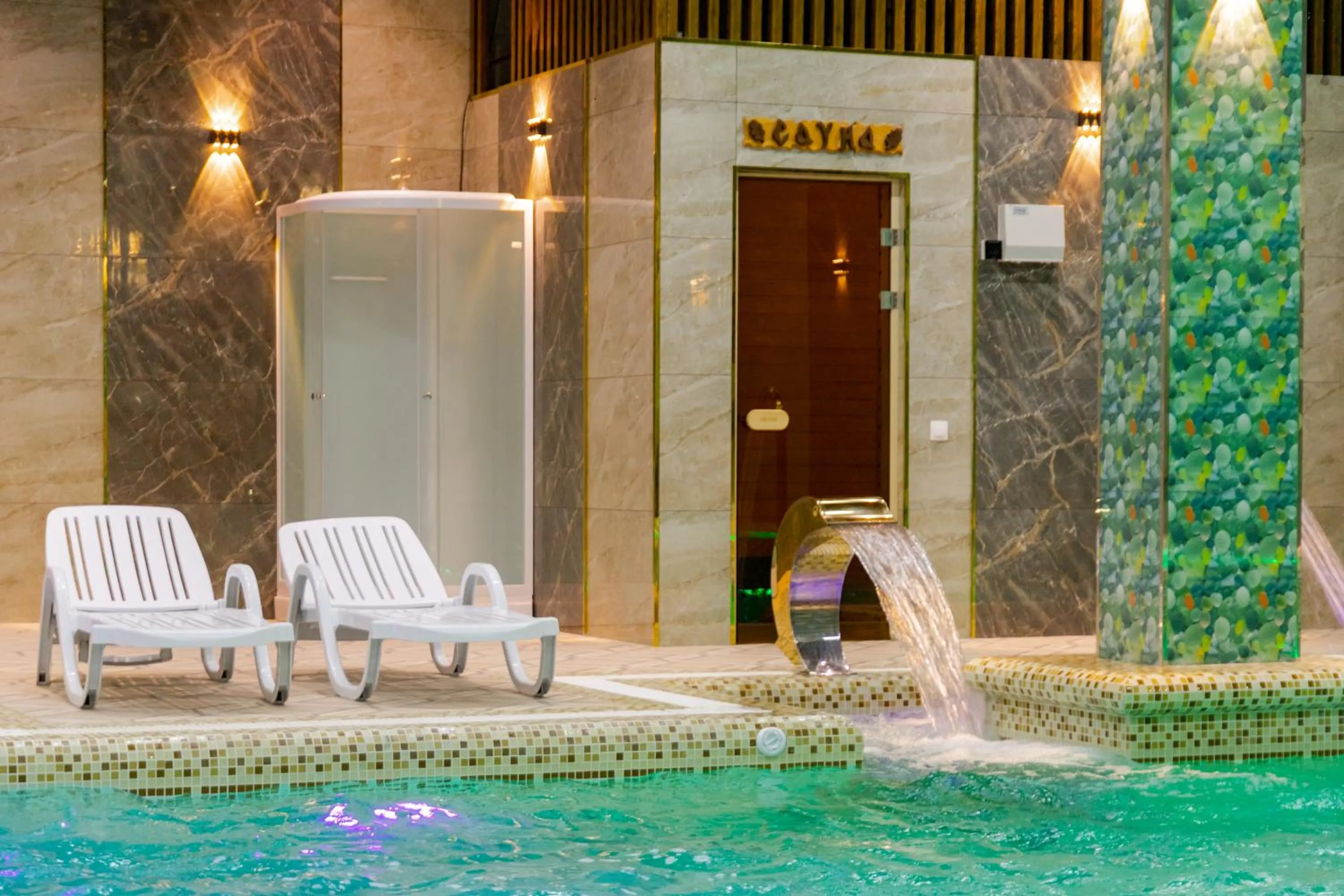 Swimming pool in Karvon Plaza Hotel