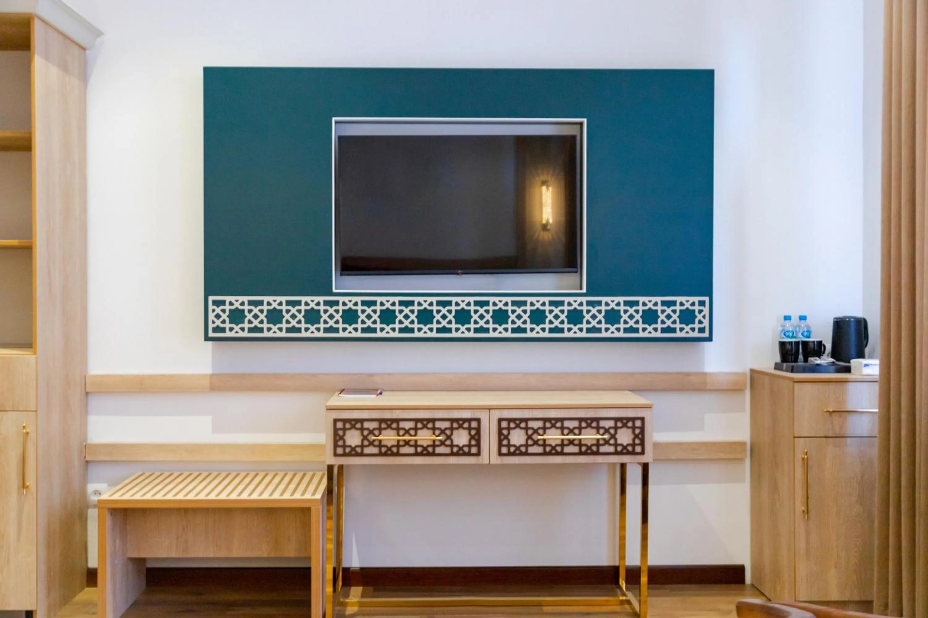 TV and multimedia in Karvon Plaza Hotel