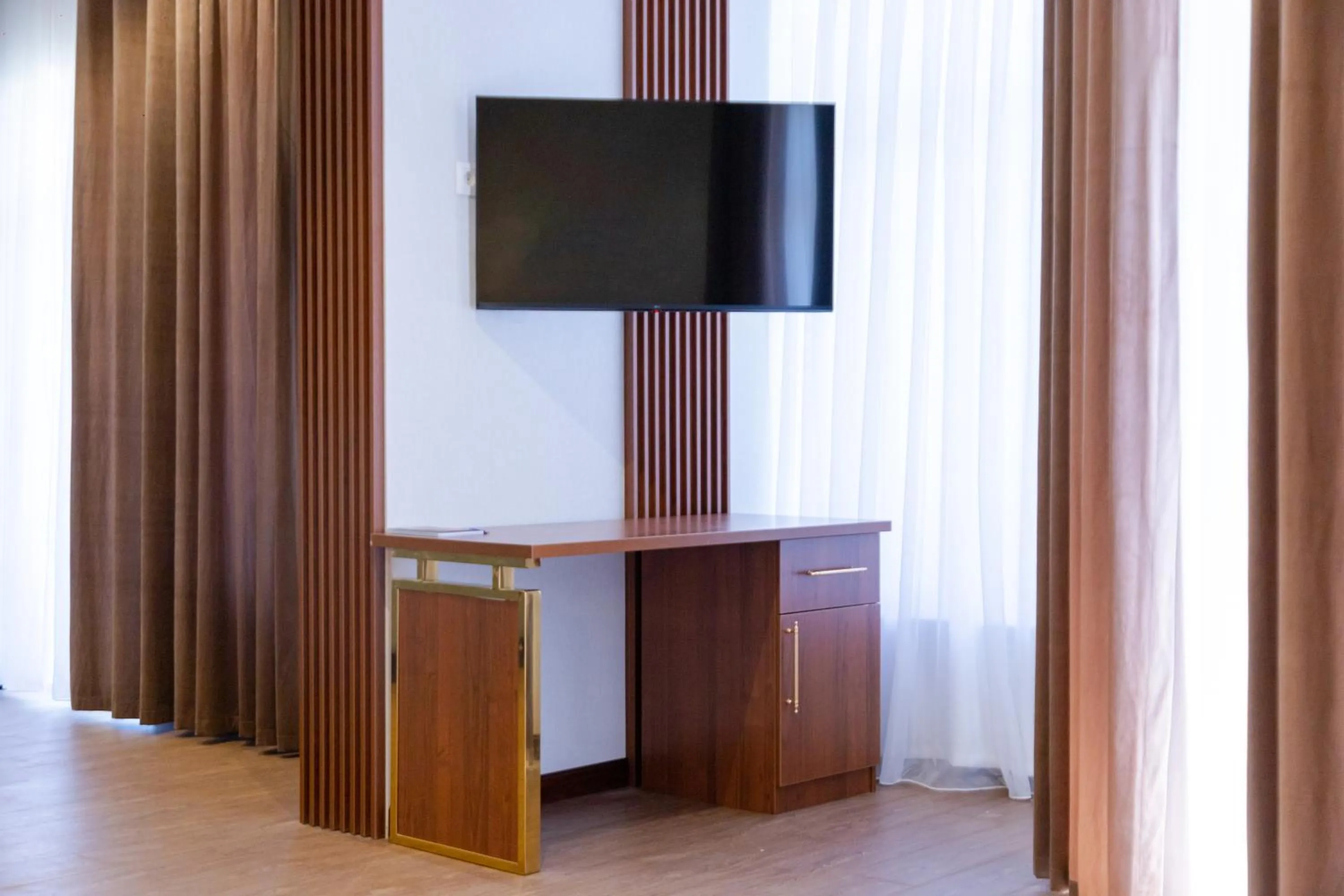 TV and multimedia in Karvon Plaza Hotel
