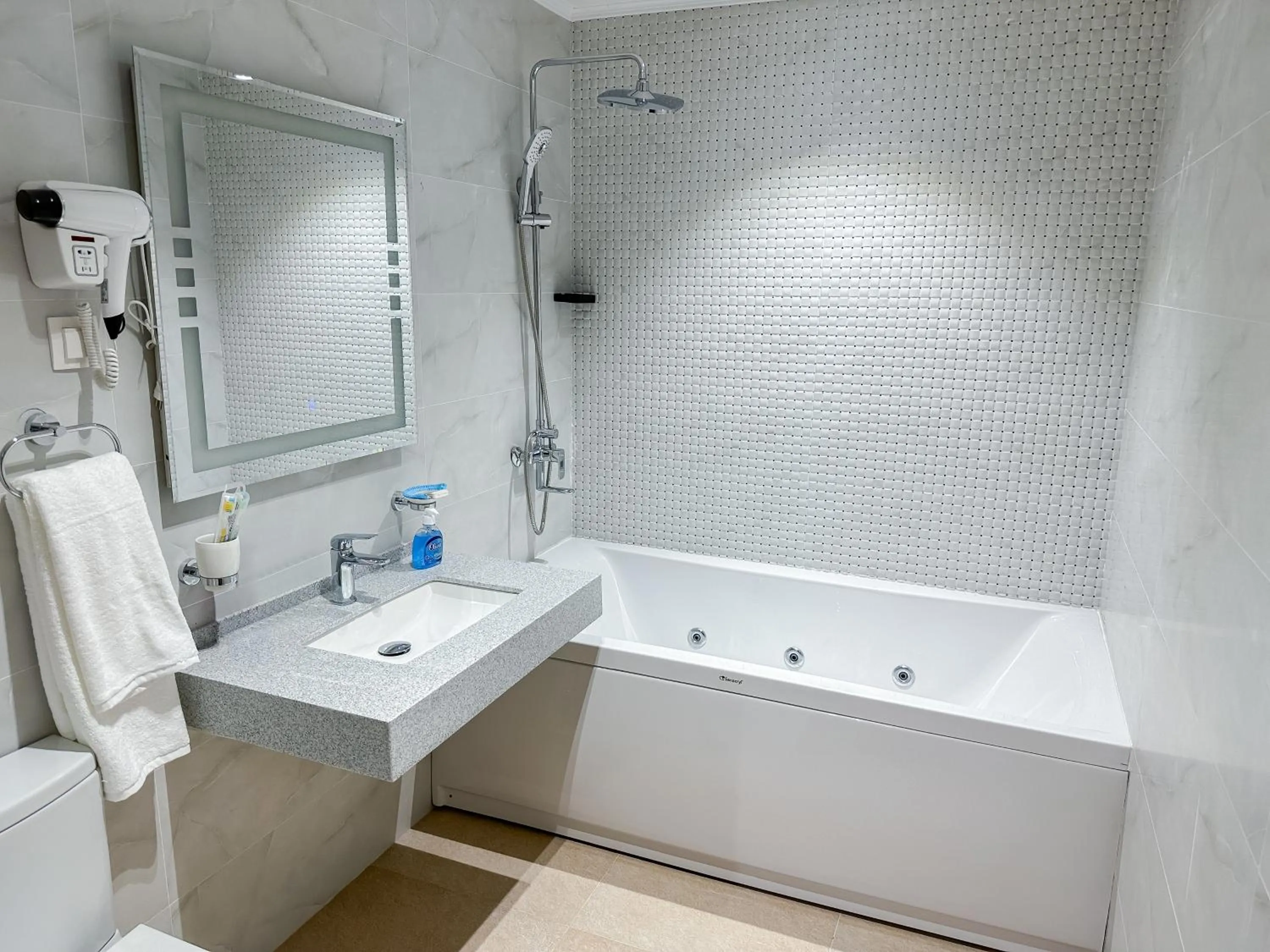 Bath in Karvon Plaza Hotel