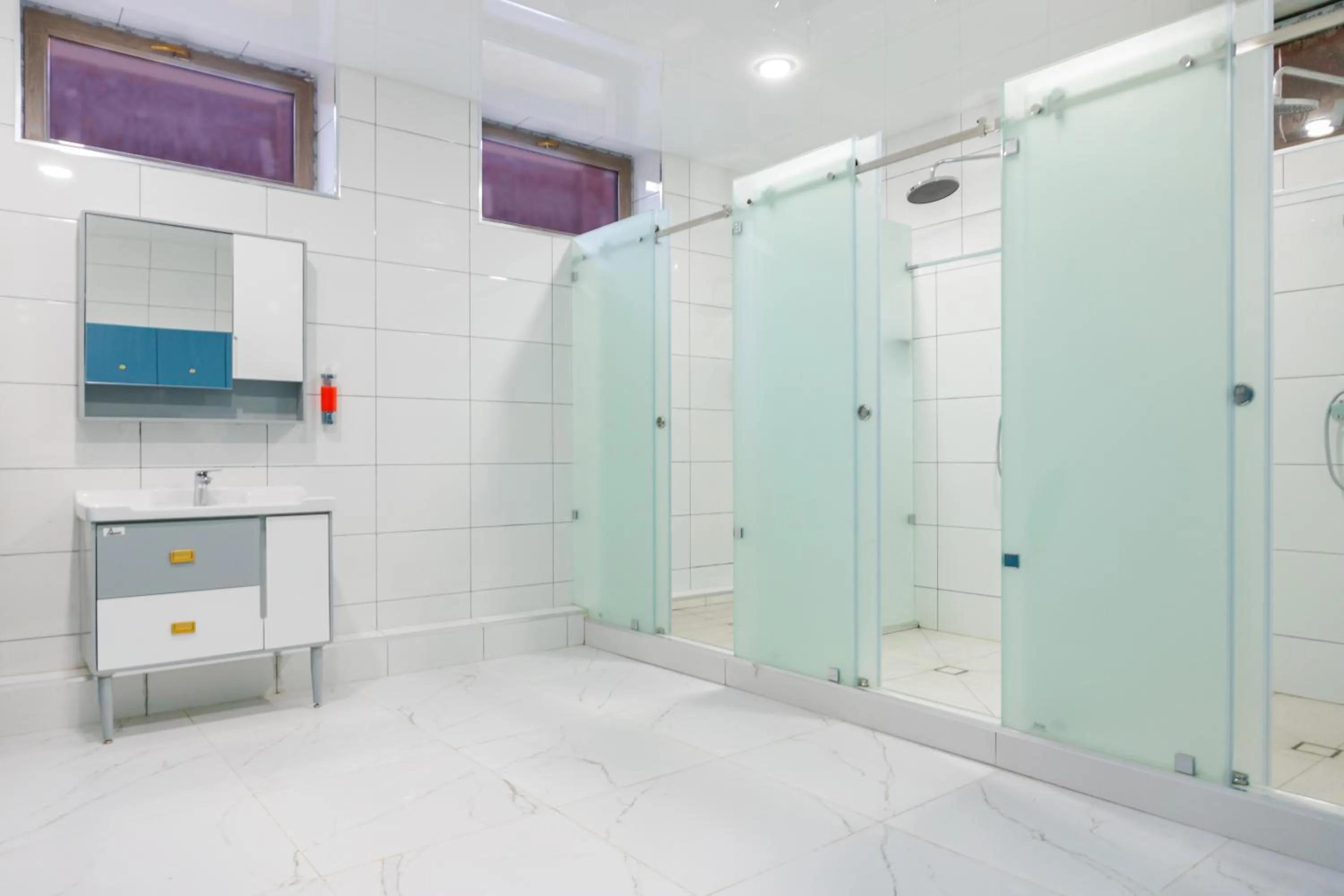 Shower in Karvon Plaza Hotel