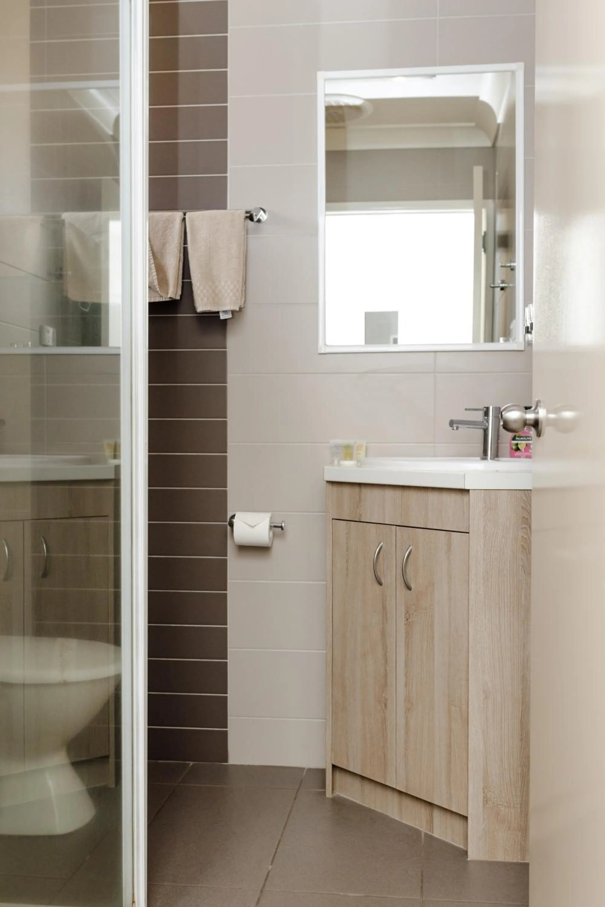 Shower in Starline Motor Inn