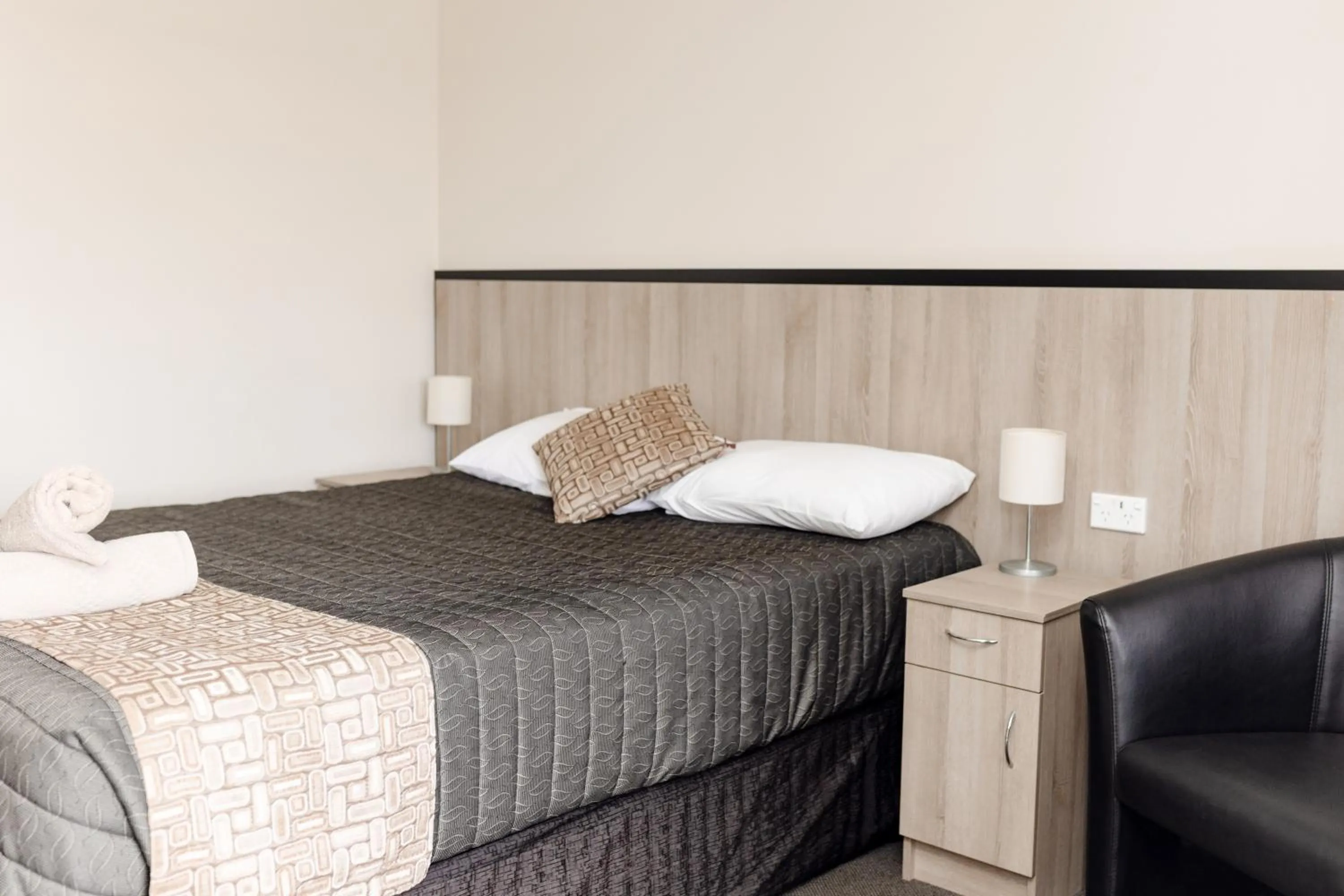 Photo of the whole room, Bed in Starline Motor Inn