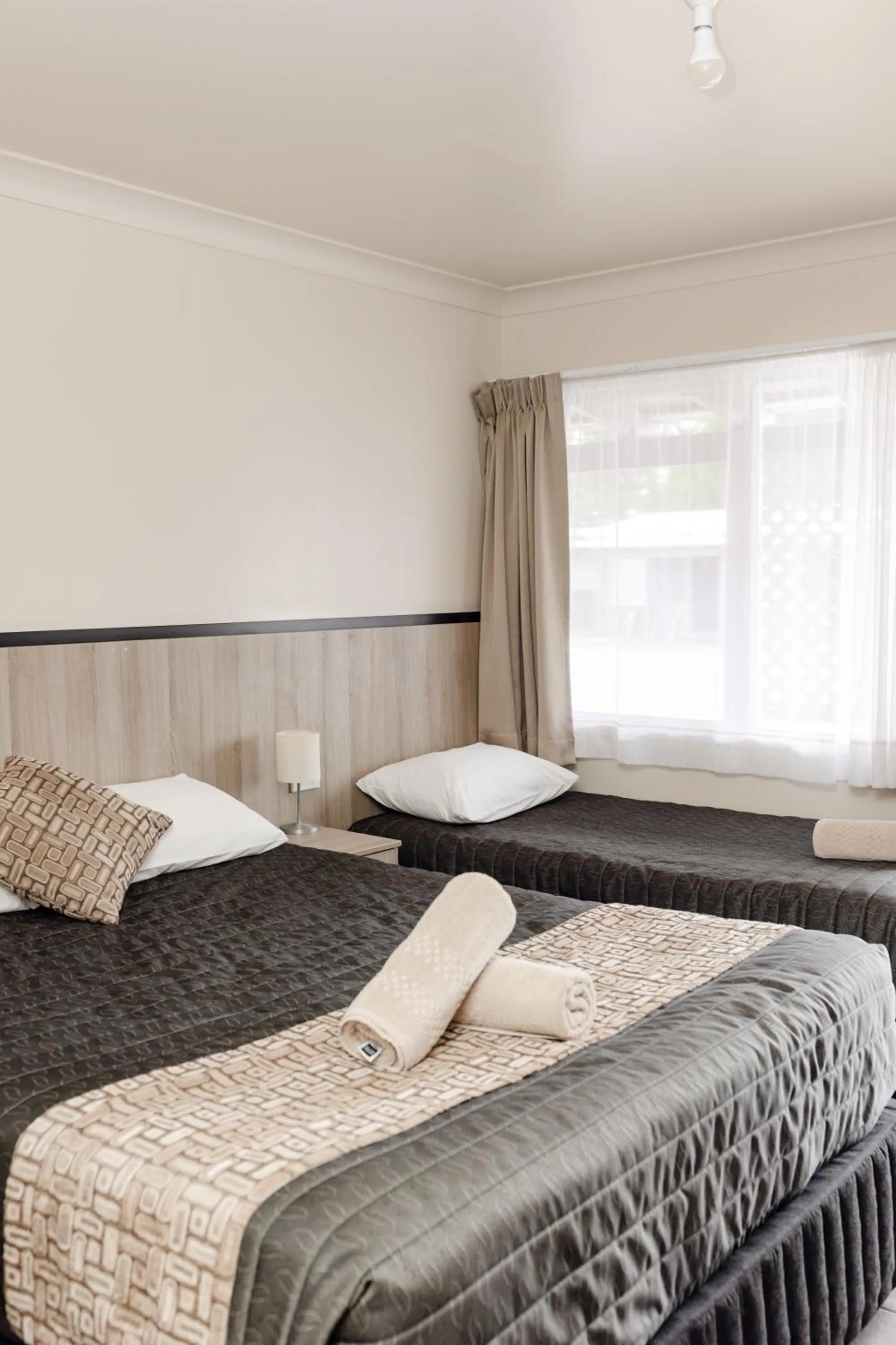 Bed in Starline Motor Inn