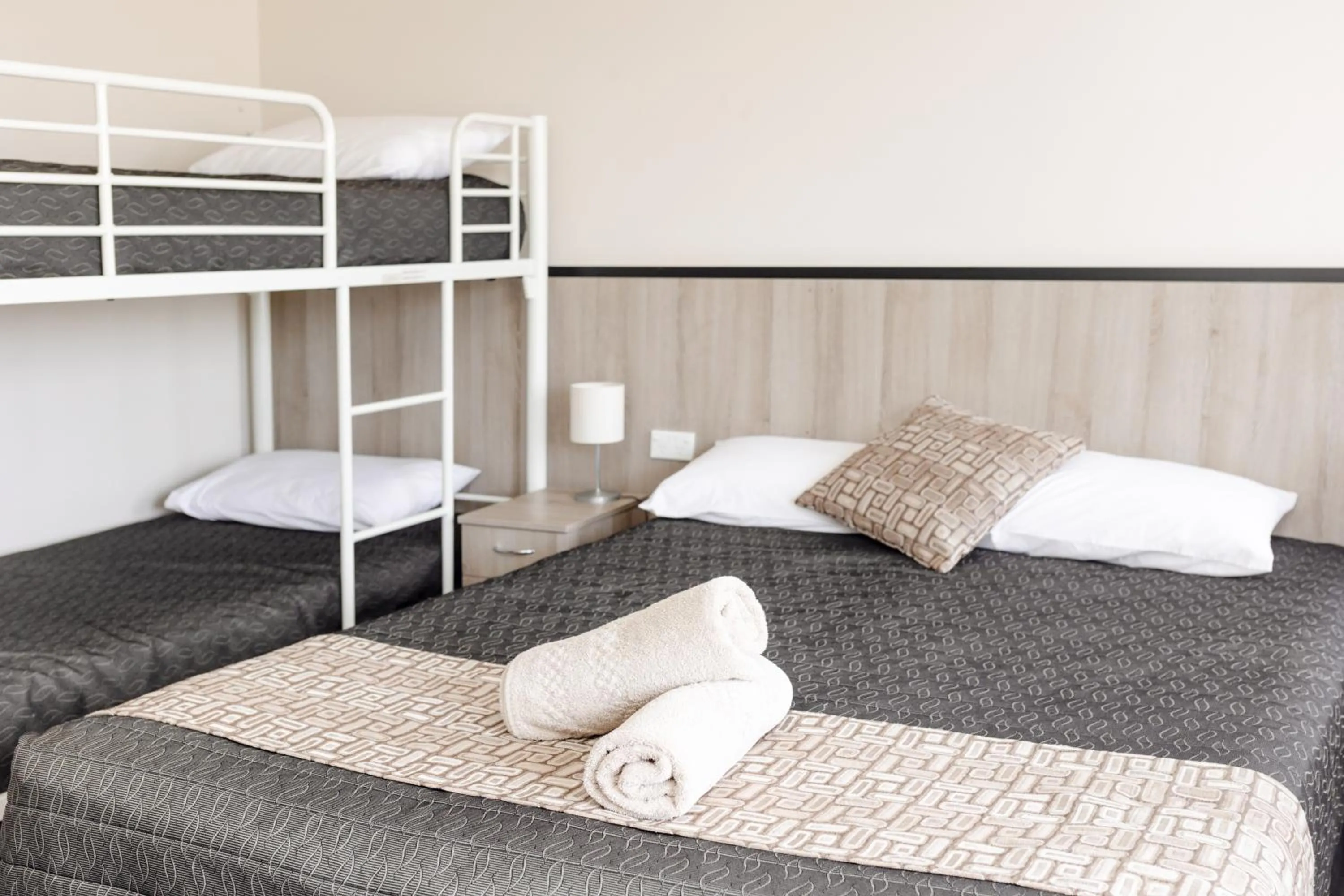 Bed in Starline Motor Inn