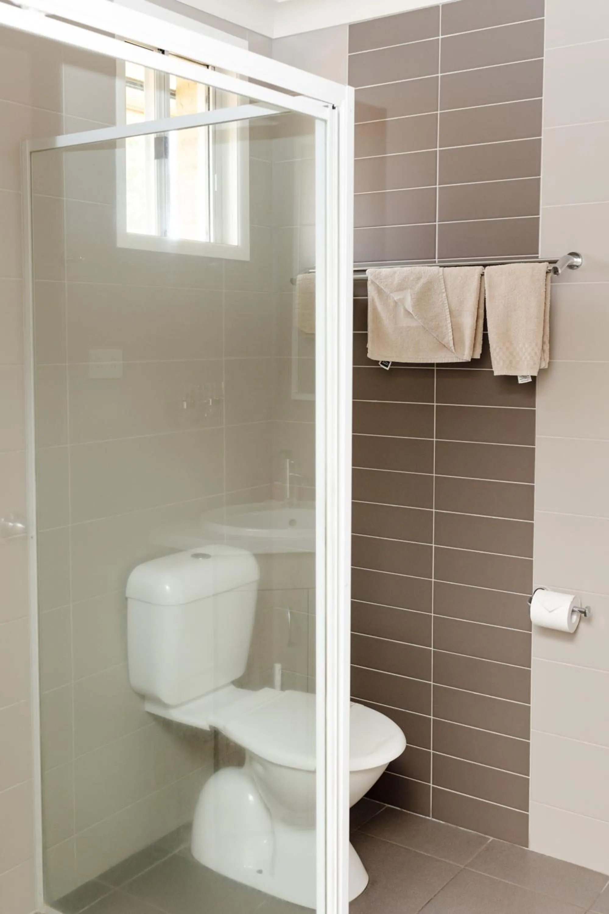 Shower in Starline Motor Inn