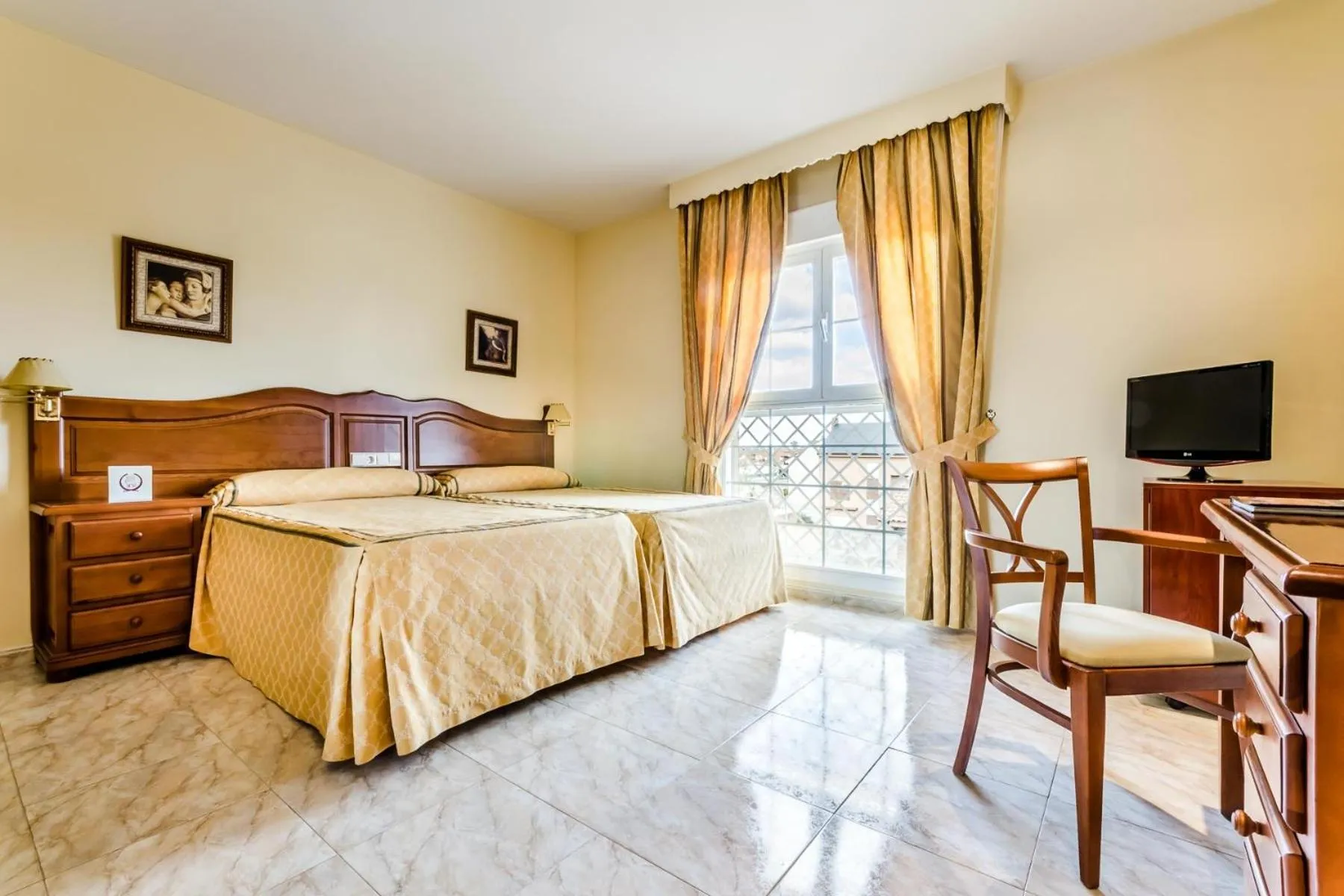 Bedroom, Bed in Roma Aurea