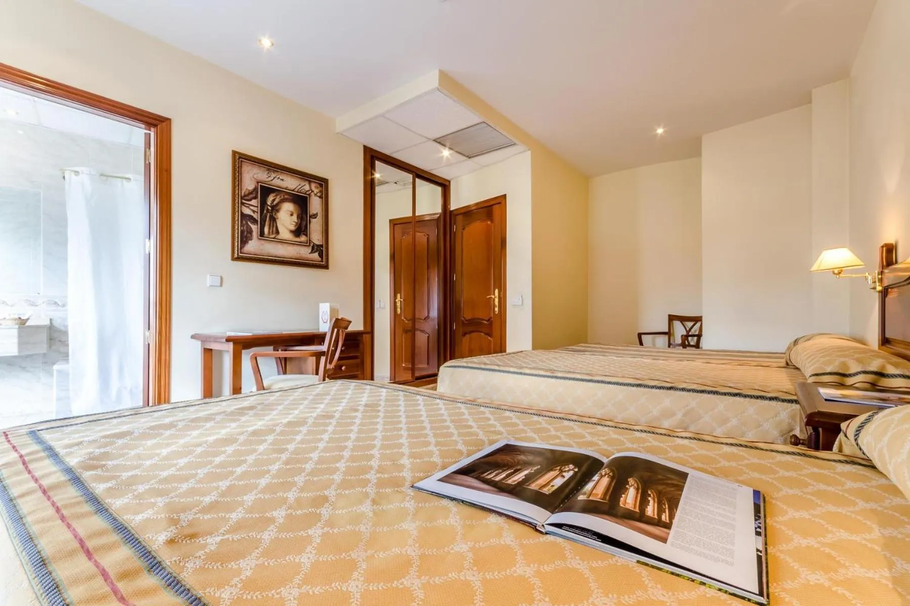 Bedroom, Bed in Roma Aurea